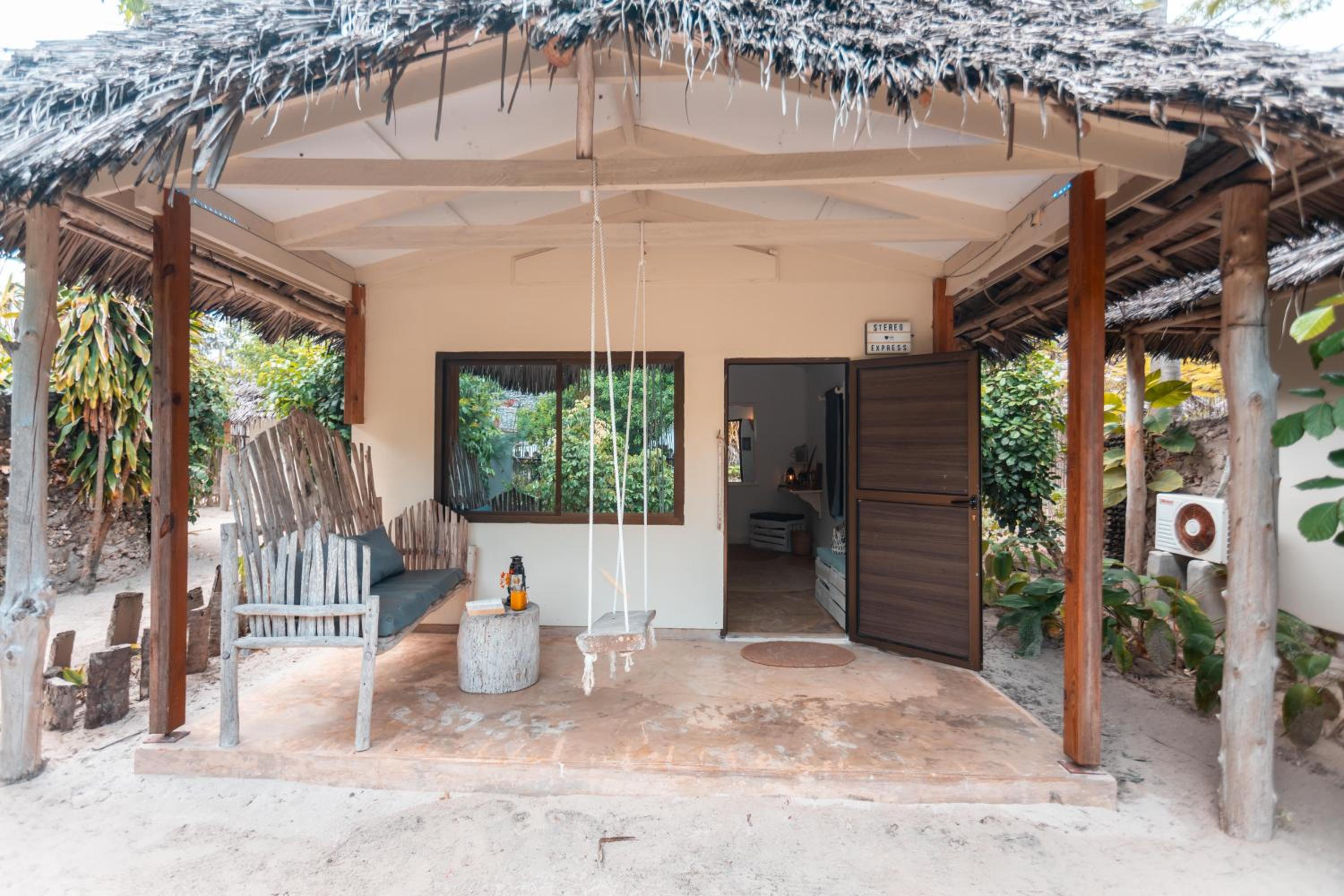 Bungalow with Garden View - Photo 6