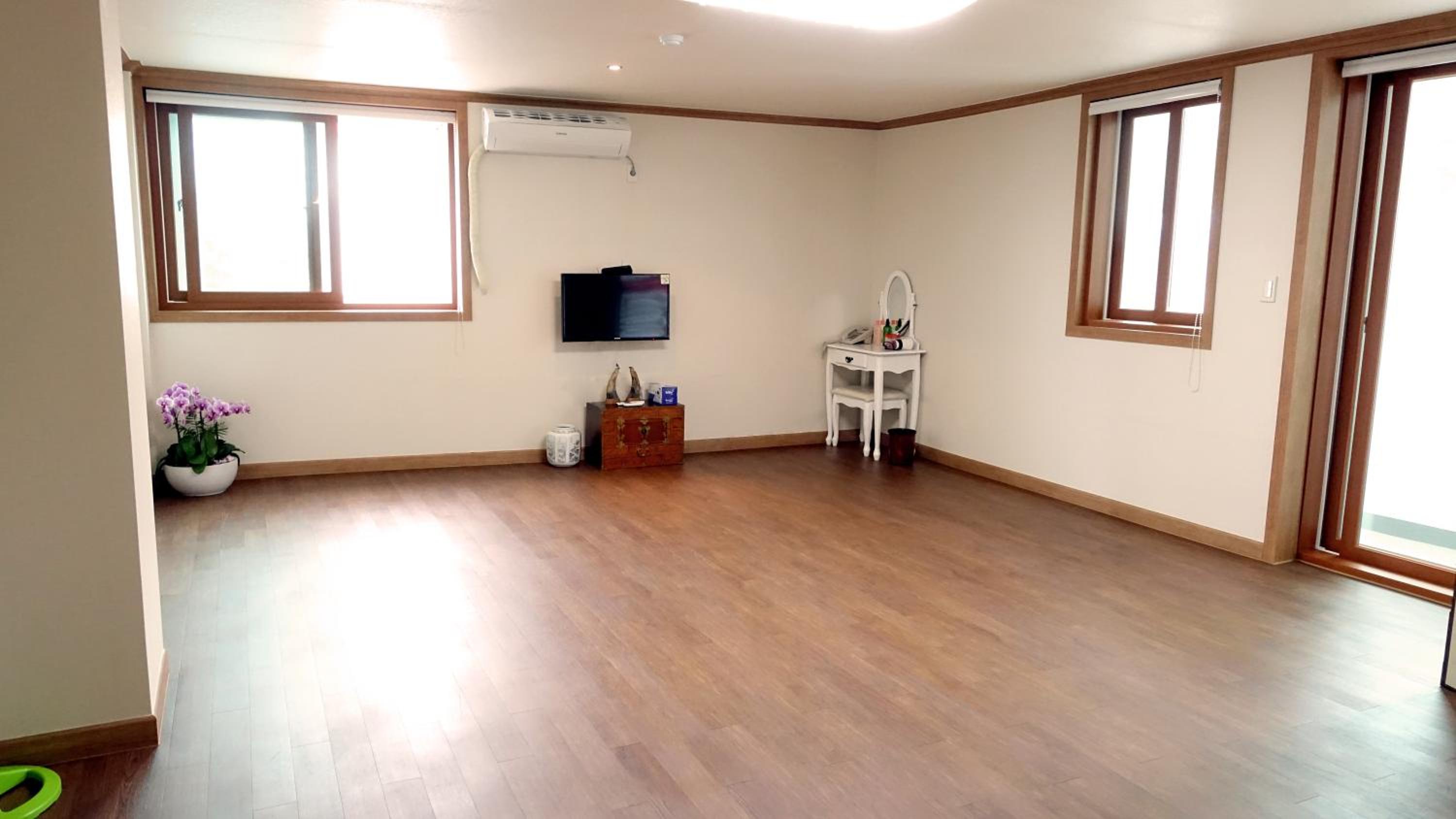 Korean-Style Family Room photo 1