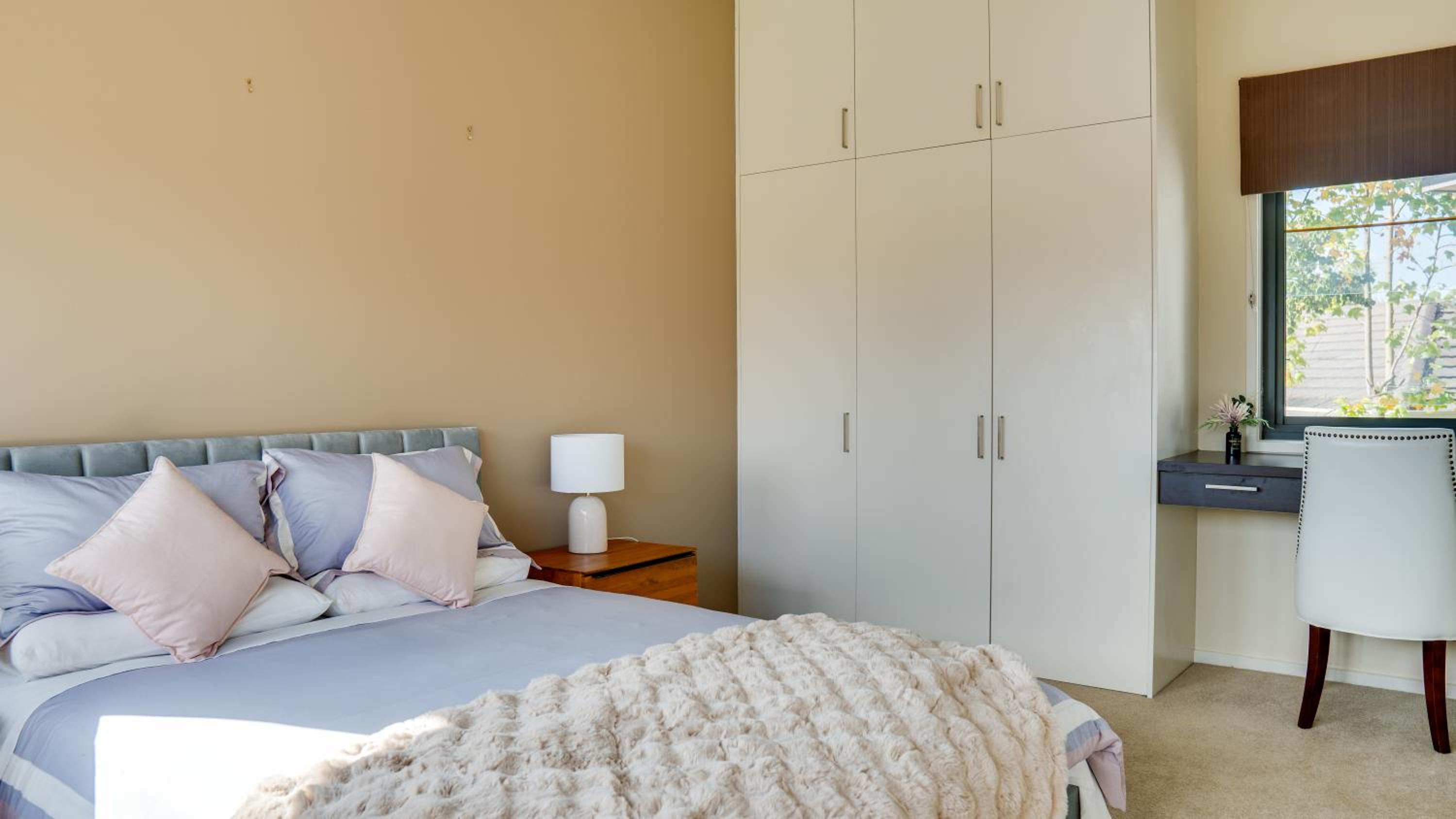 Room 6 - Queen Bed With Hill View photo 2
