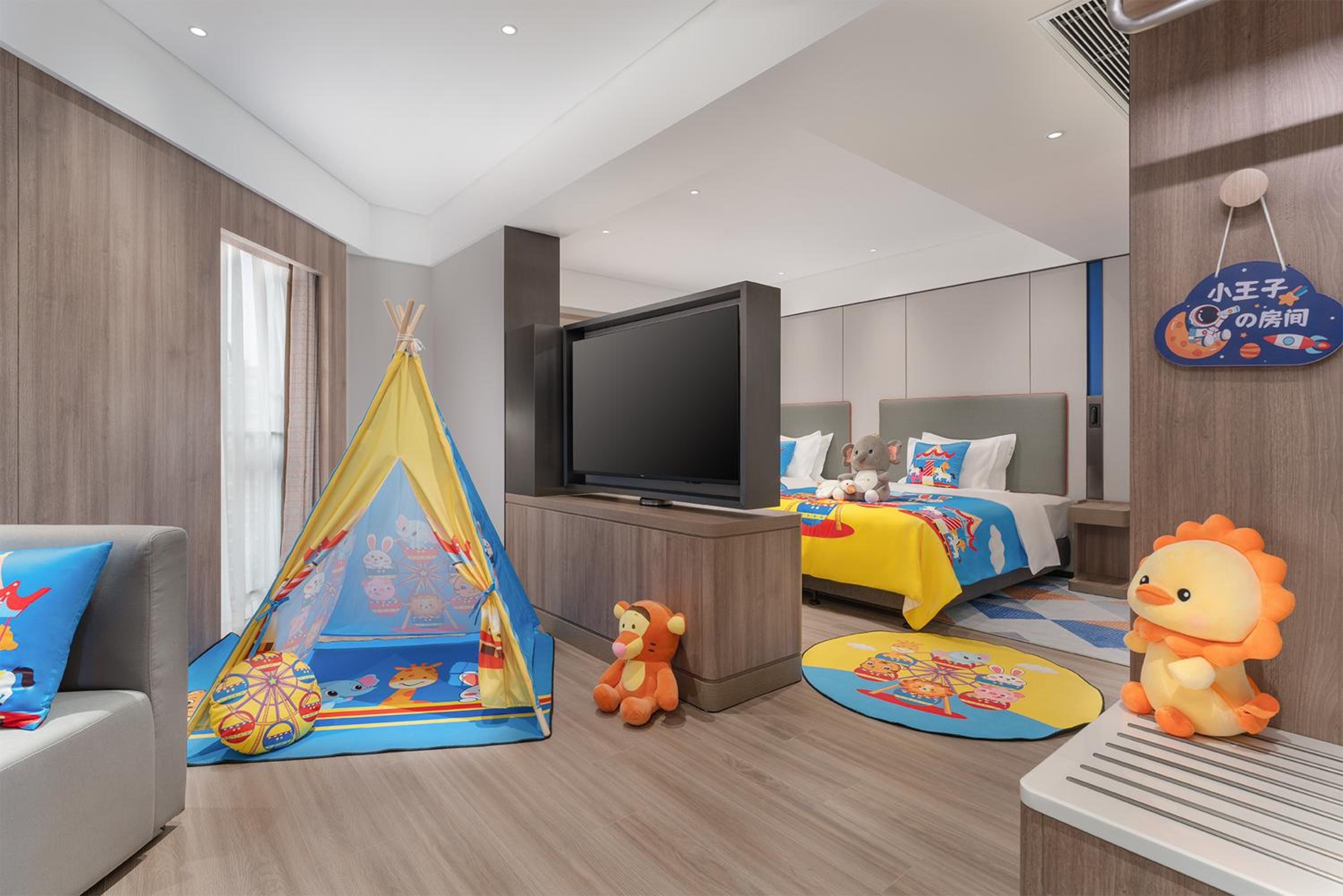 One-Bedroom King Suite with Kid Bed - Kids Theme photo 3