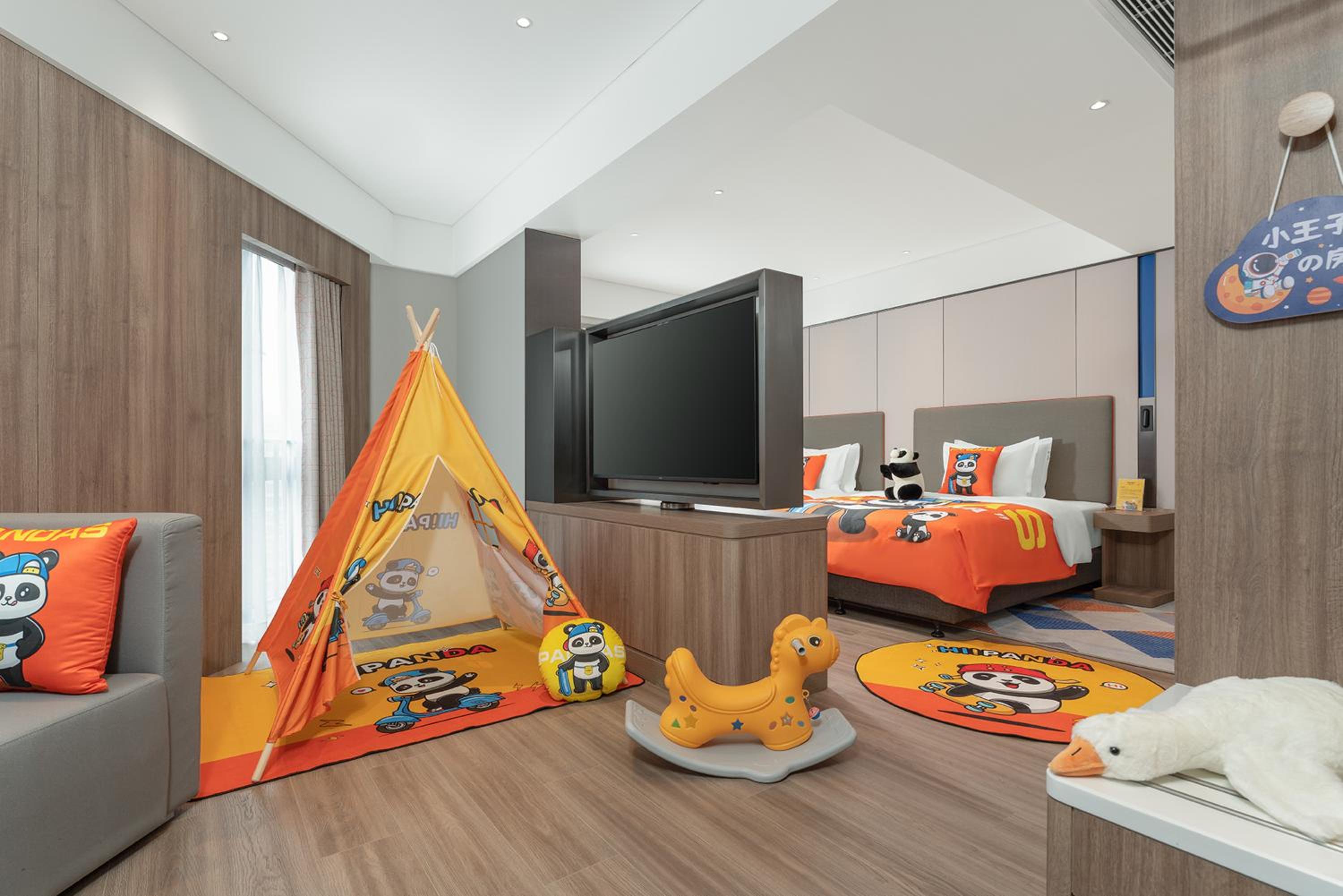 One-Bedroom King Suite with Kid Bed - Kids Theme photo 1