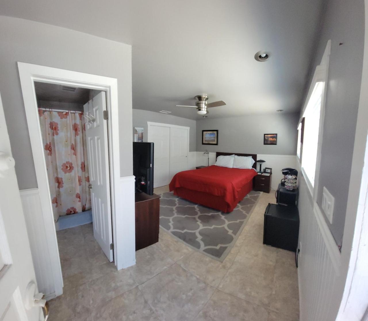 Queen Room photo 2