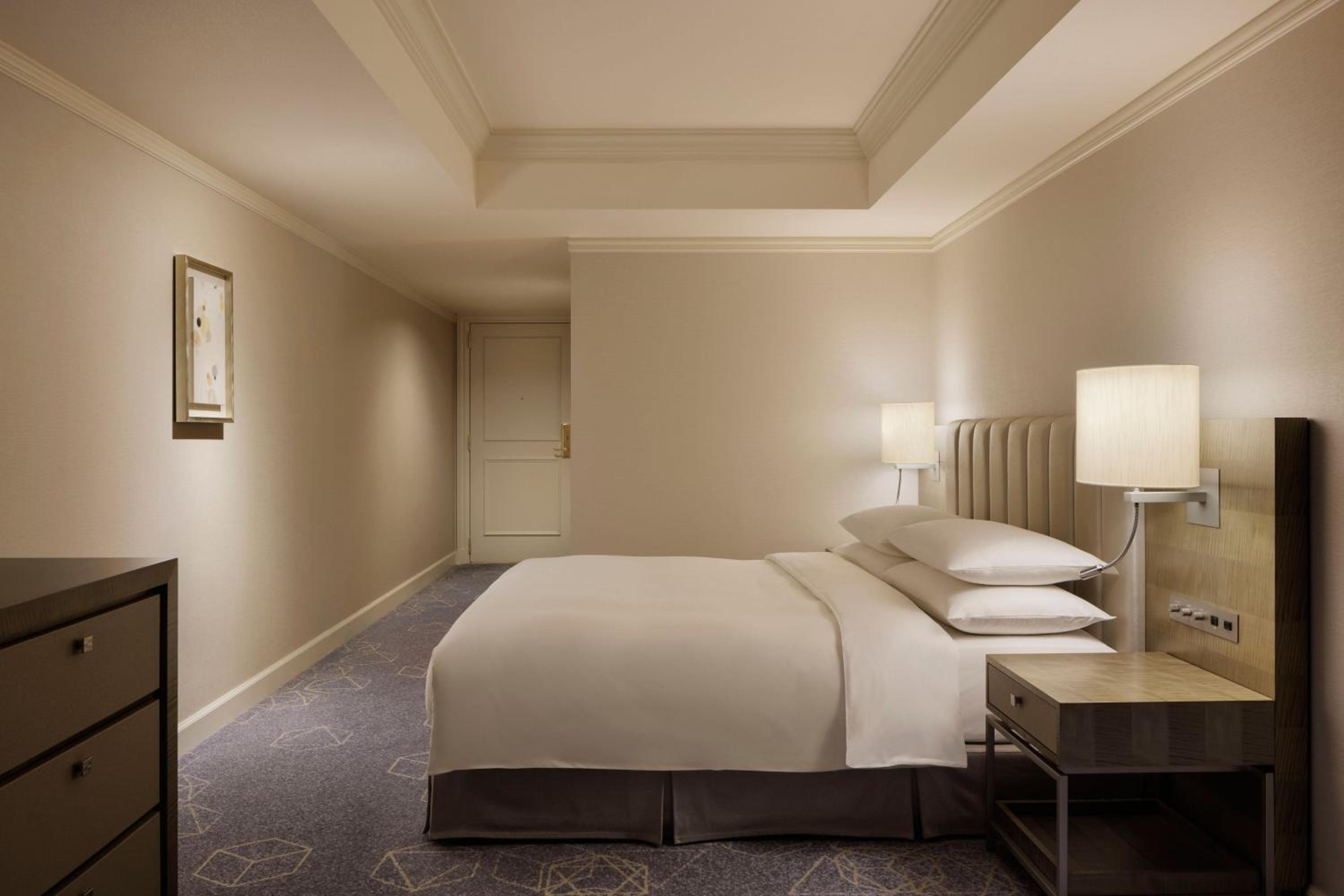 Standard Queen Room with City View