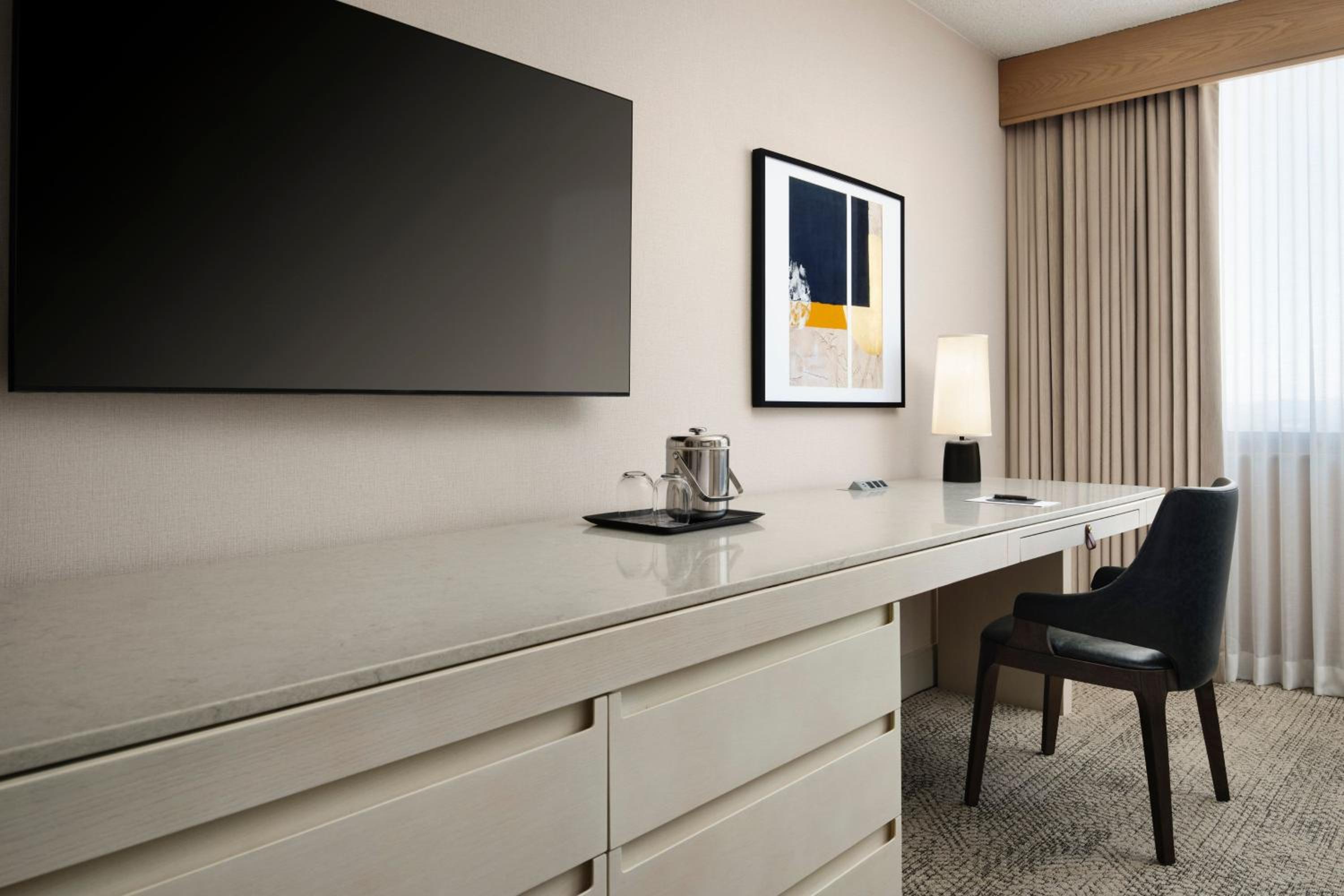 King Room with Adapted Tub - Mobility and Hearing Accessible - Photo 10