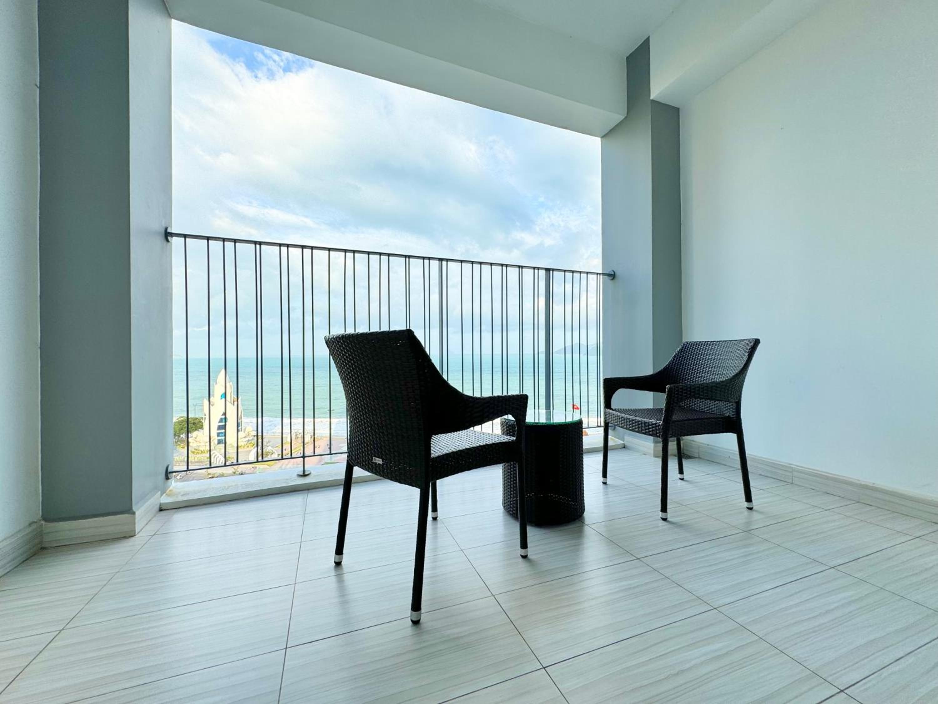 Deluxe Double Or Twin Room With Sea View - Photo 3