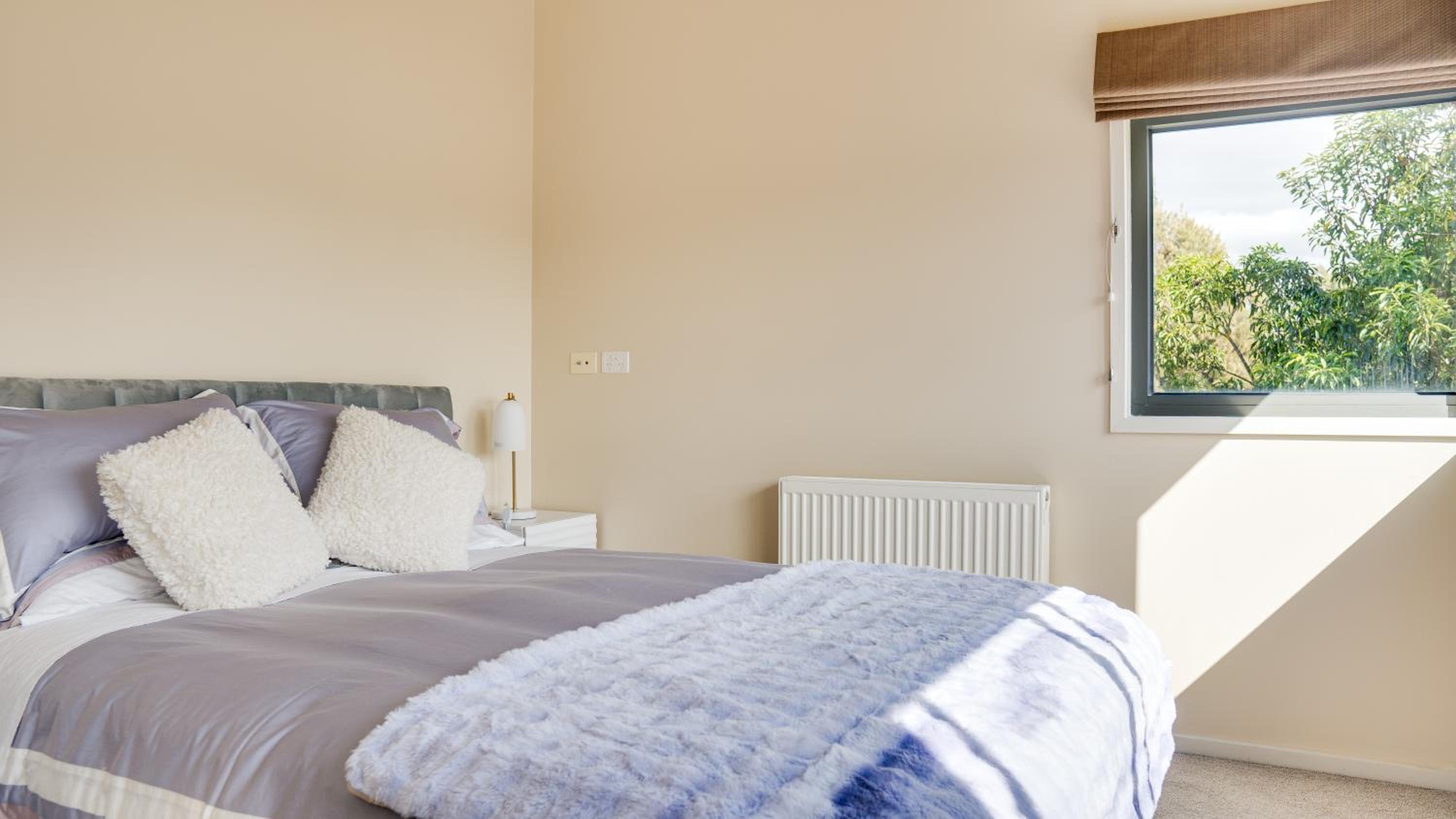 Room 4 - Queen Bed With Hill View photo 1