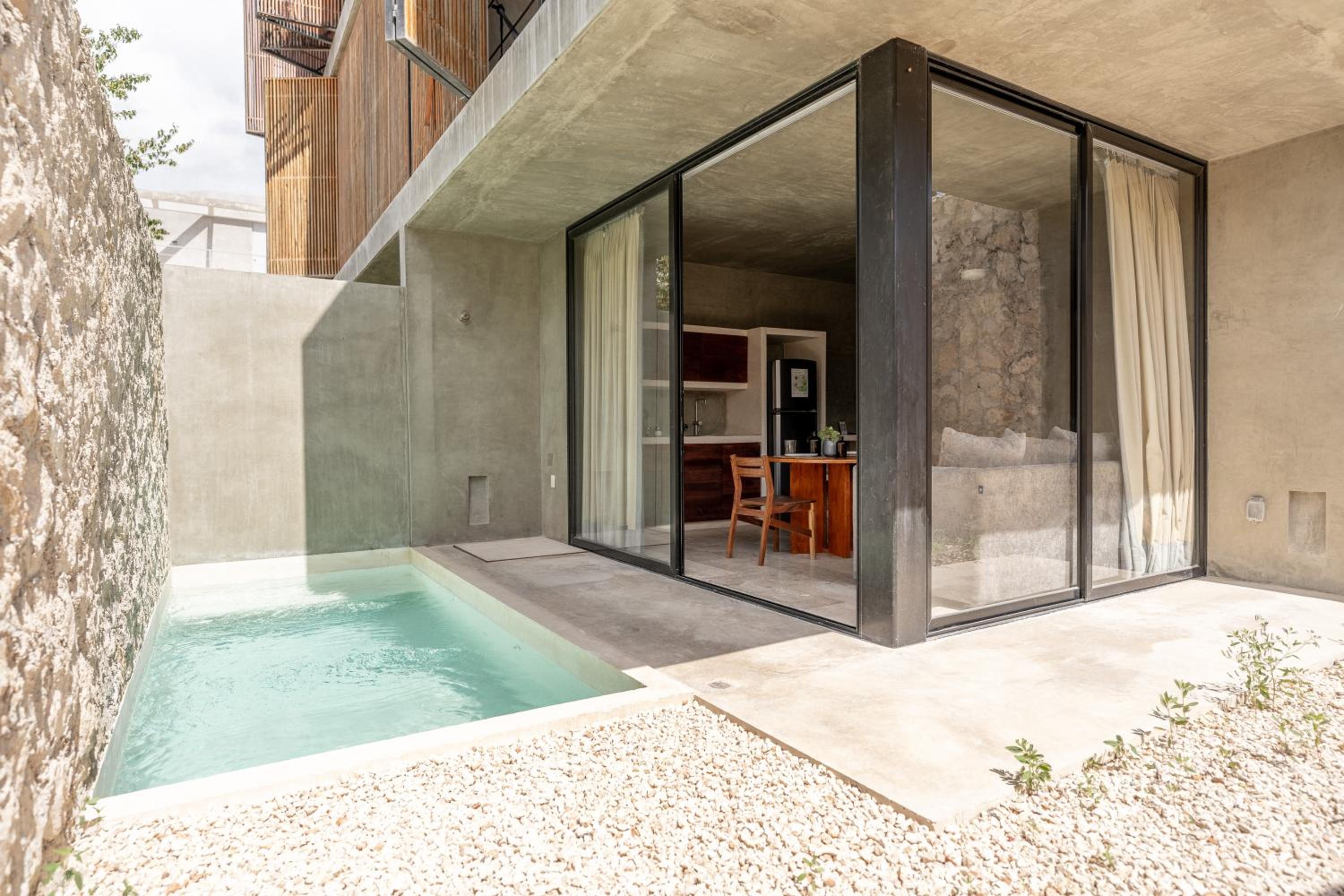 Suite with Private Pool - Photo 11