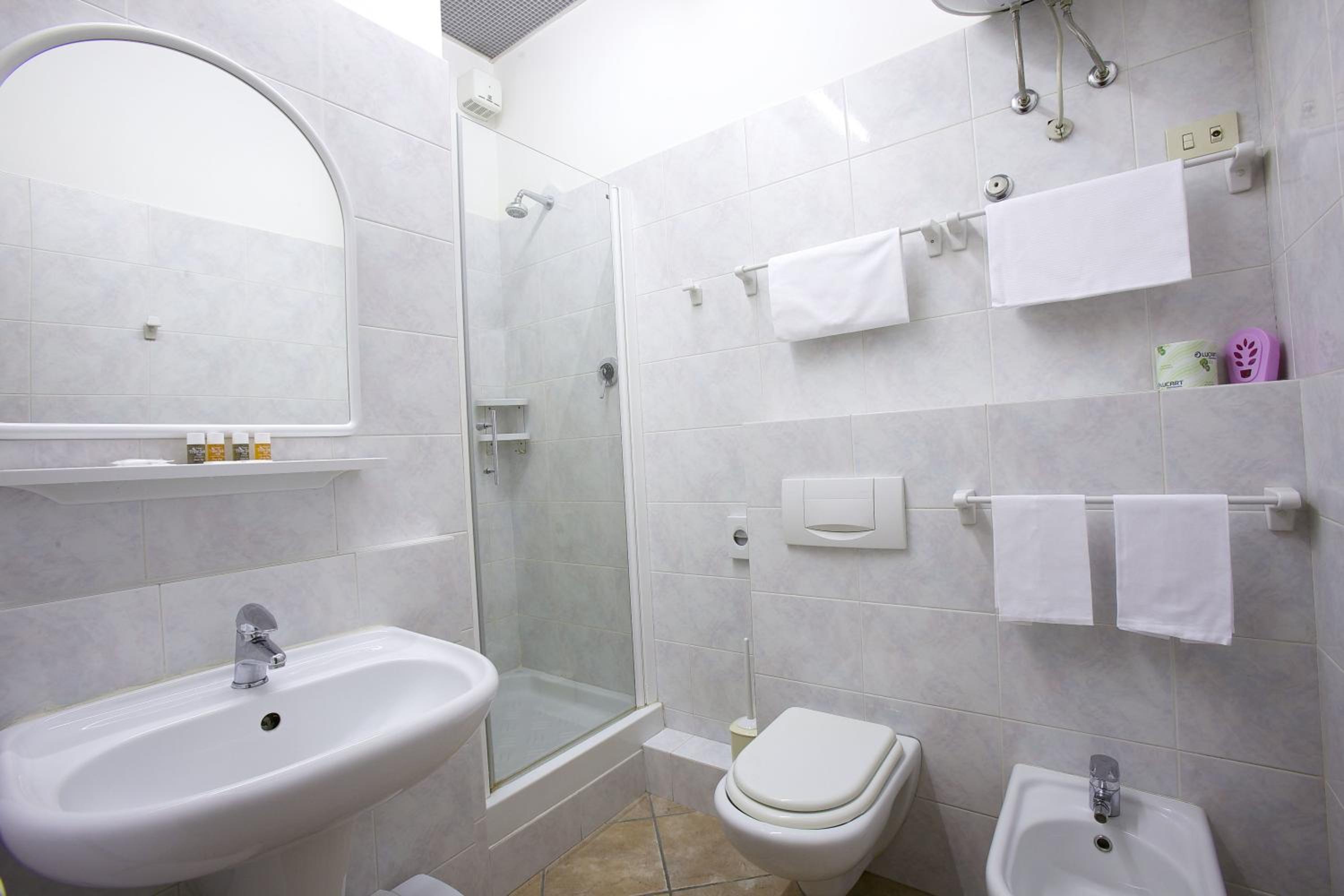 Standard Double or Twin Room with Balcony - Photo 4