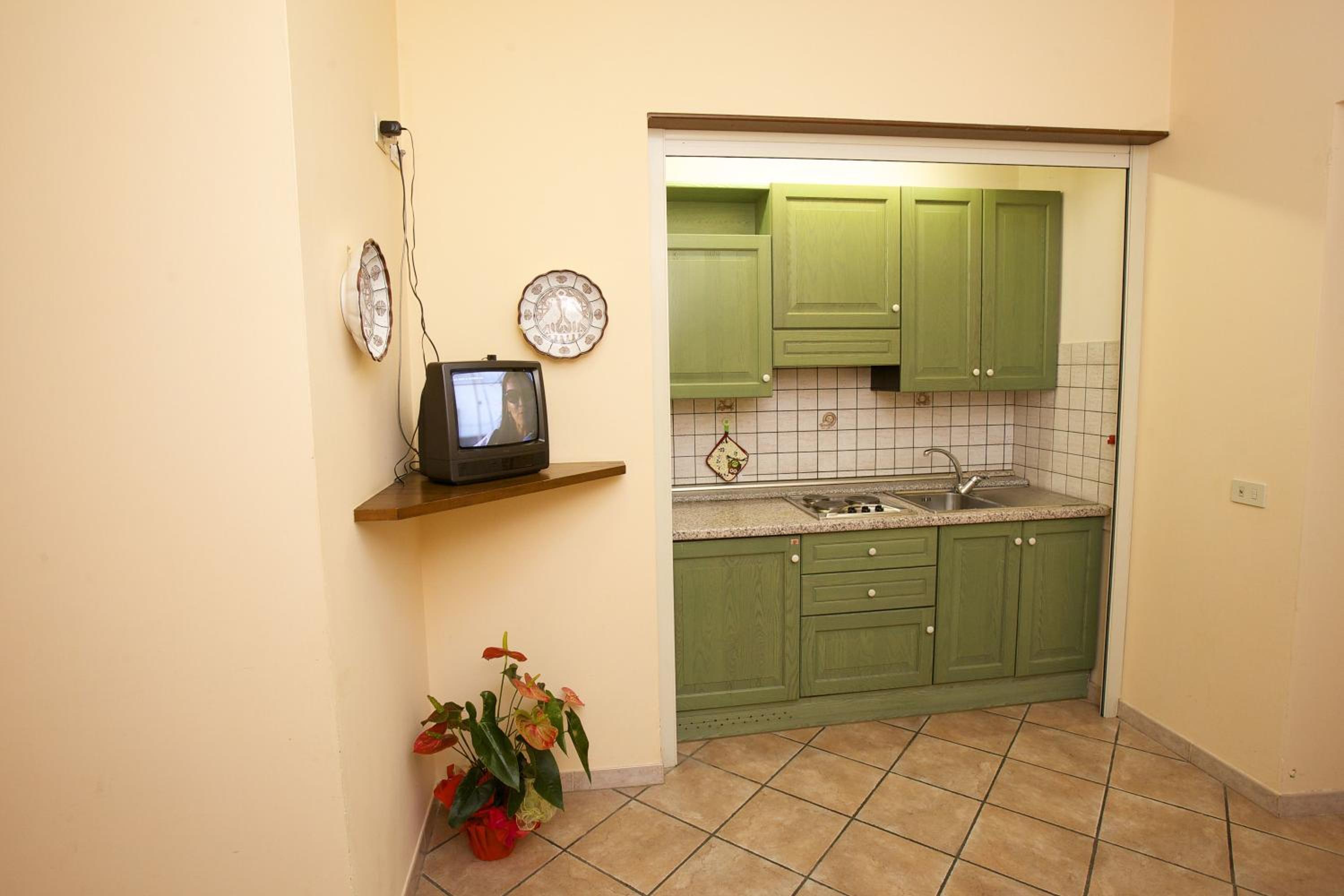 One-Bedroom Apartment - Annex - Photo 10