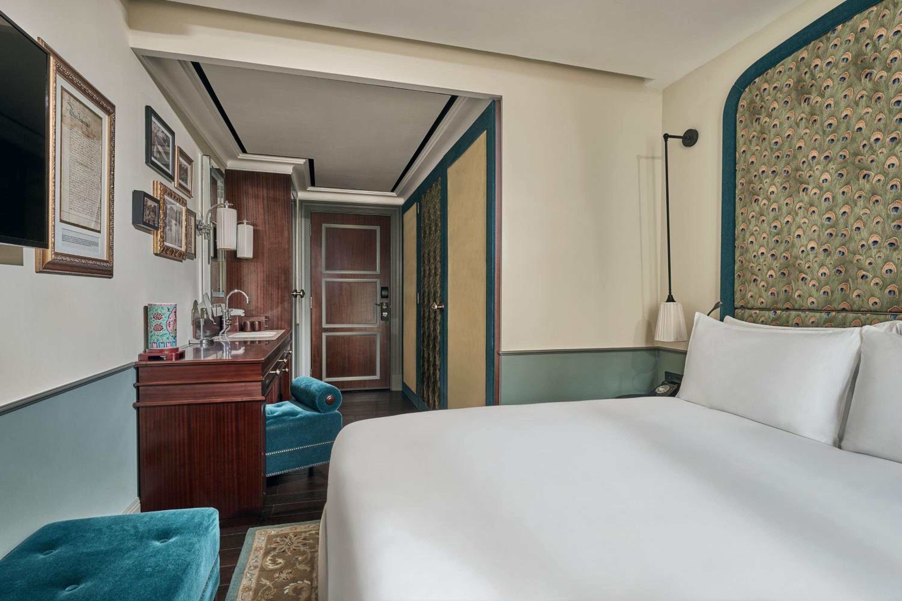 Le Colonial Room, Guest Room, 1 Queen (Club Lounge Access with Complimentary Breakfast, Cocktails & Snacks)