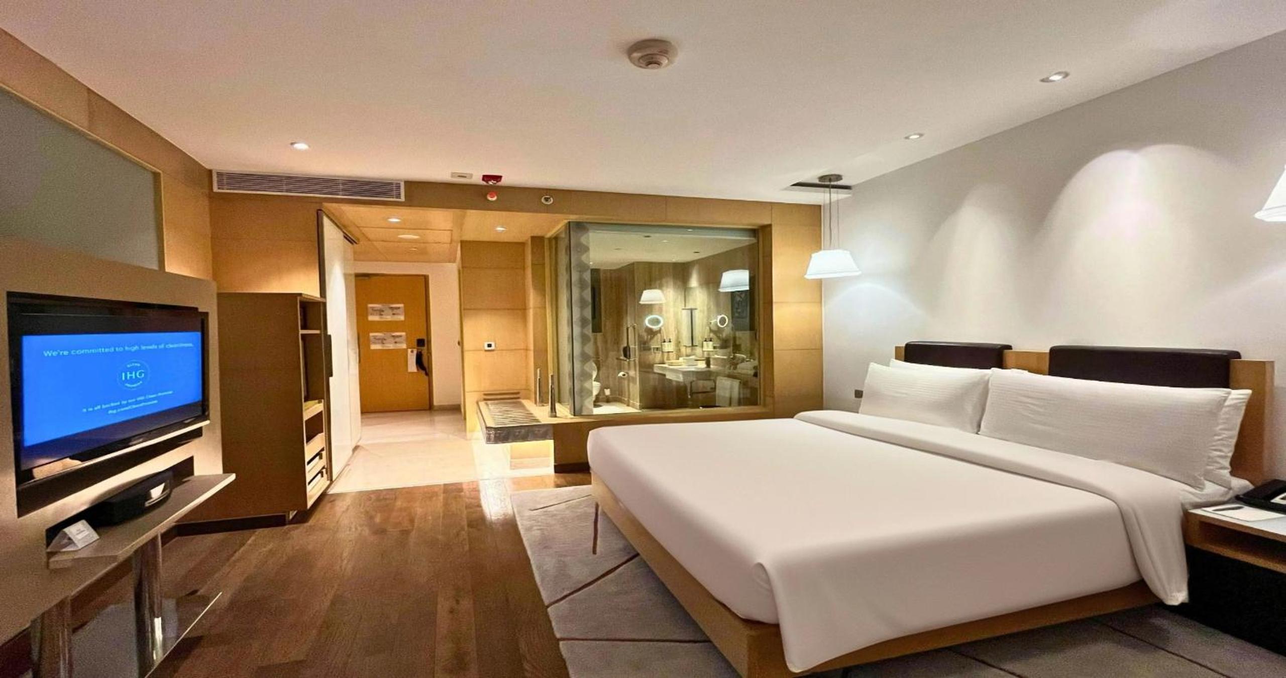 Standard Queen Room with City View - Disability Access photo 3