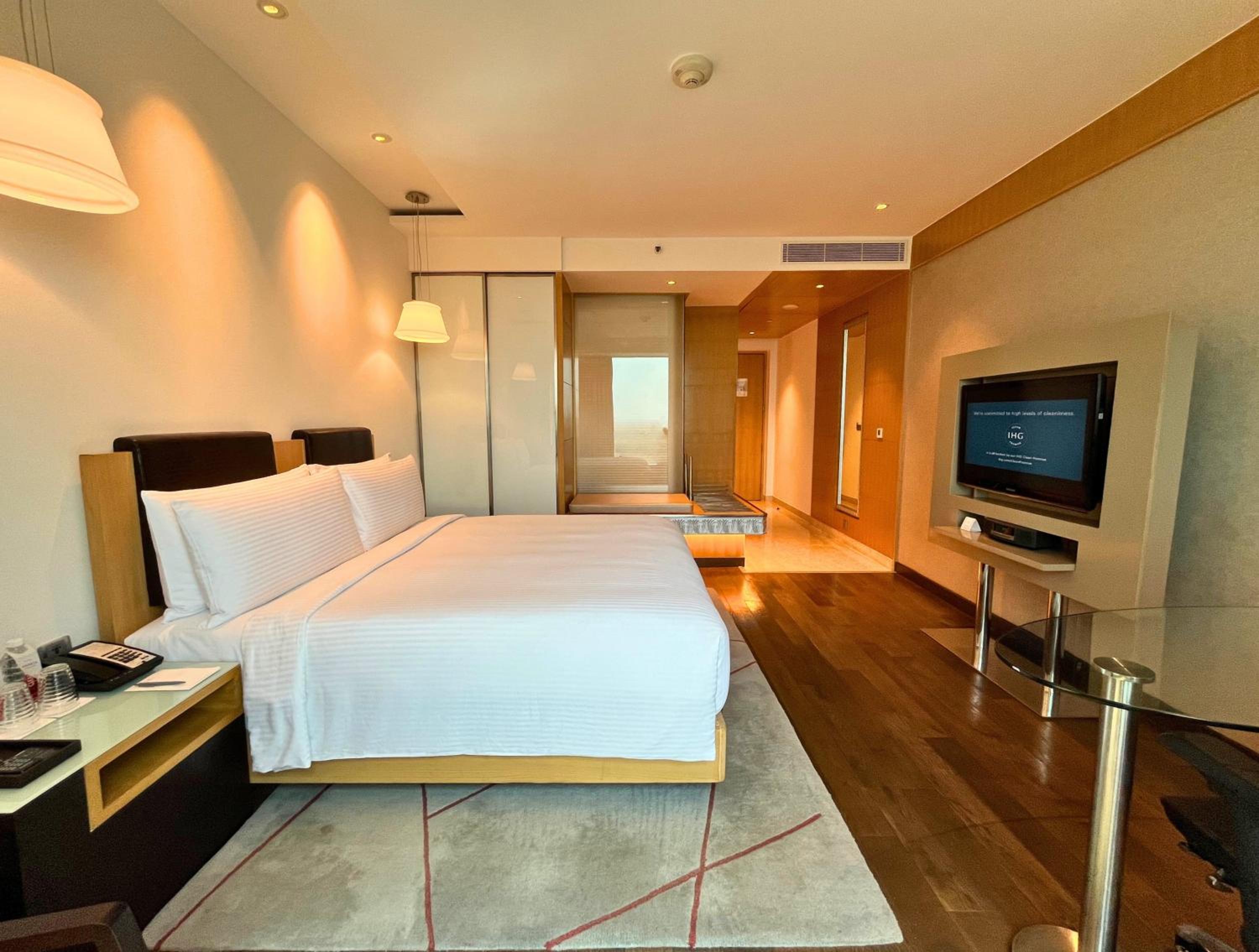 Standard King Room photo 3