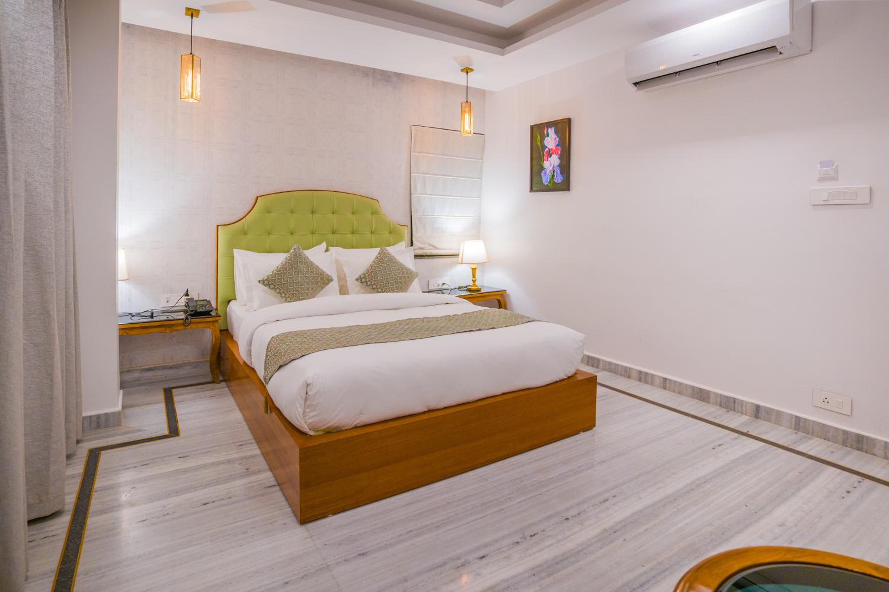 Deluxe Double Room with Balcony - Photo 7