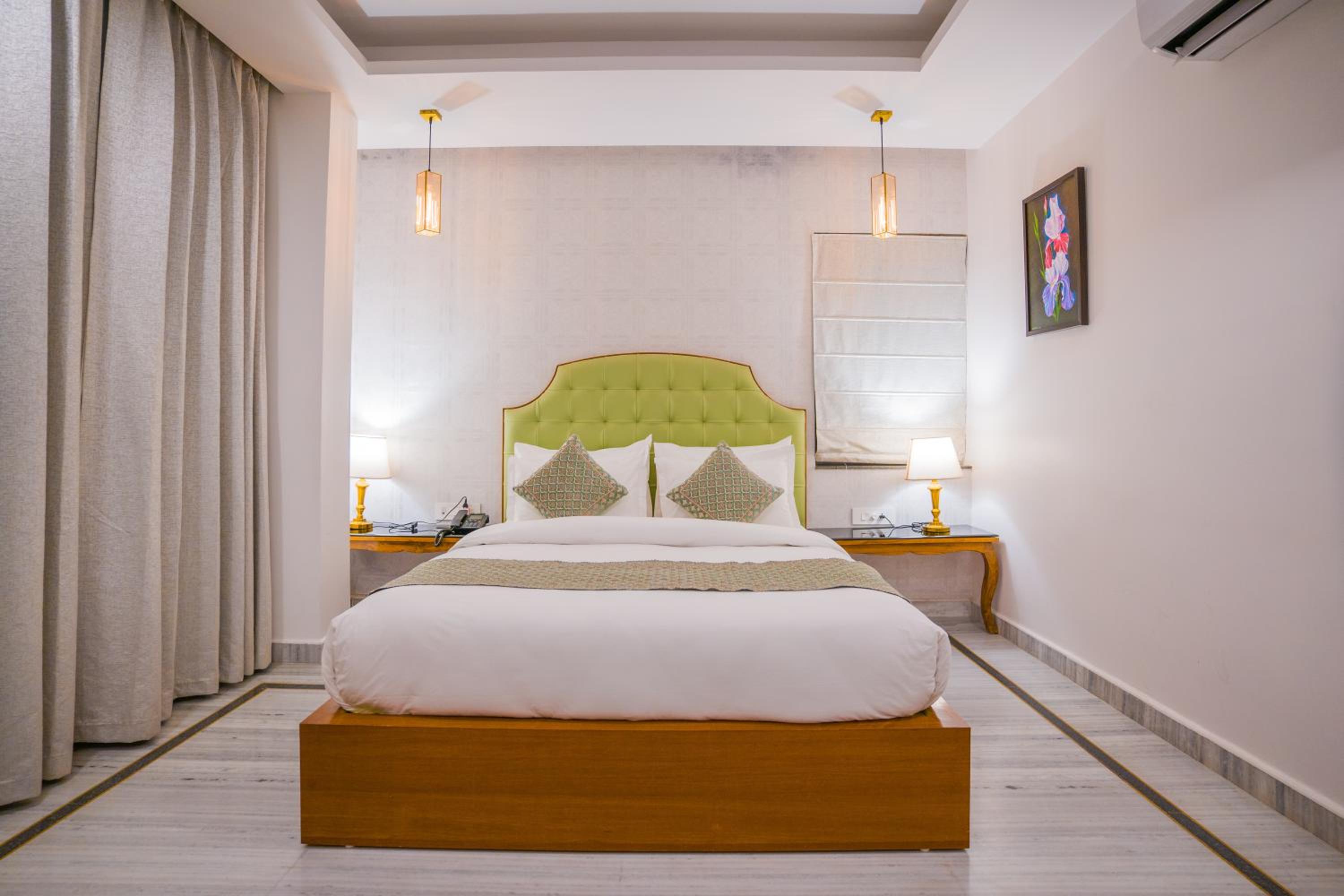 Deluxe Double Room with Balcony - Photo 6