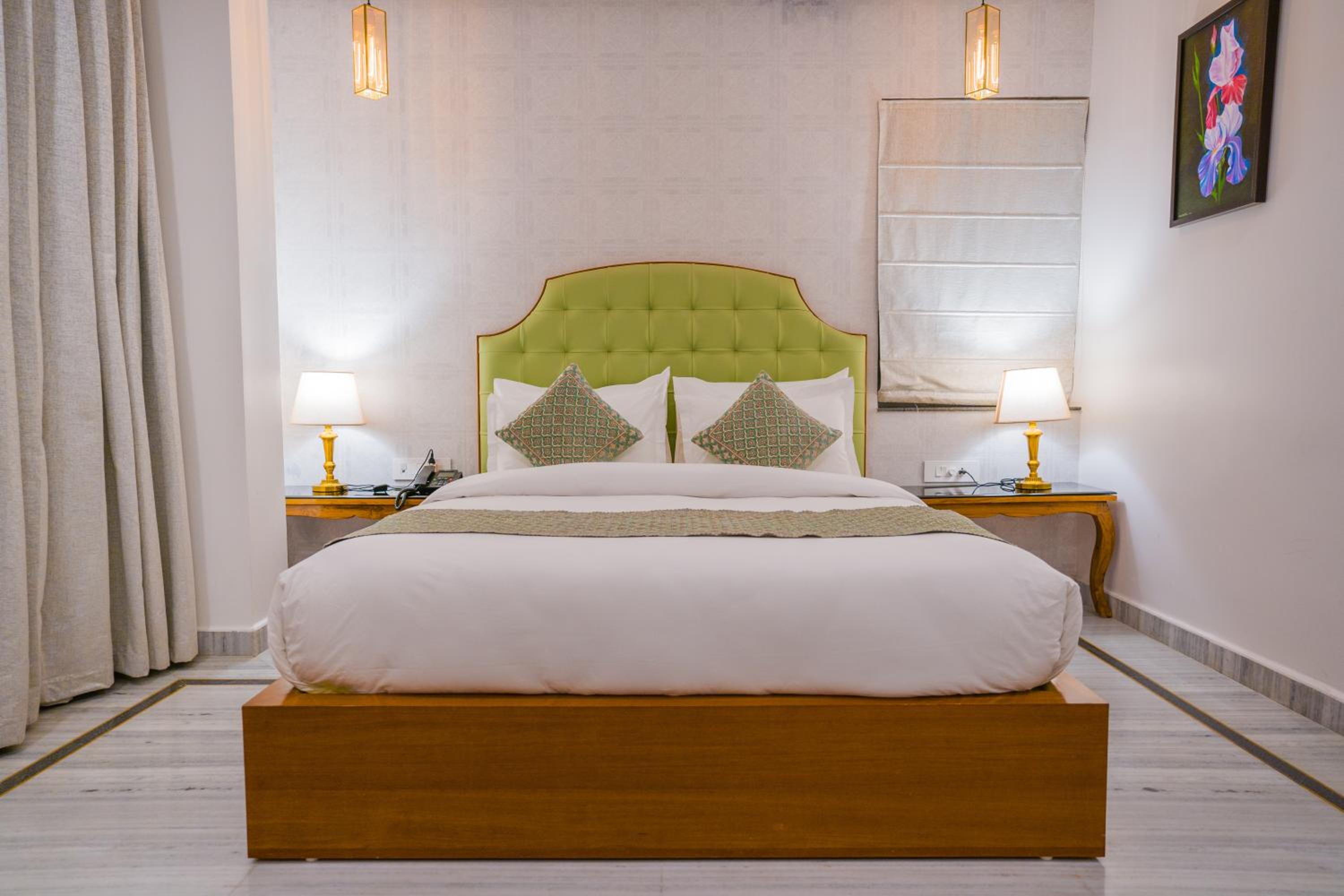 Deluxe Double Room with Balcony - Photo 5