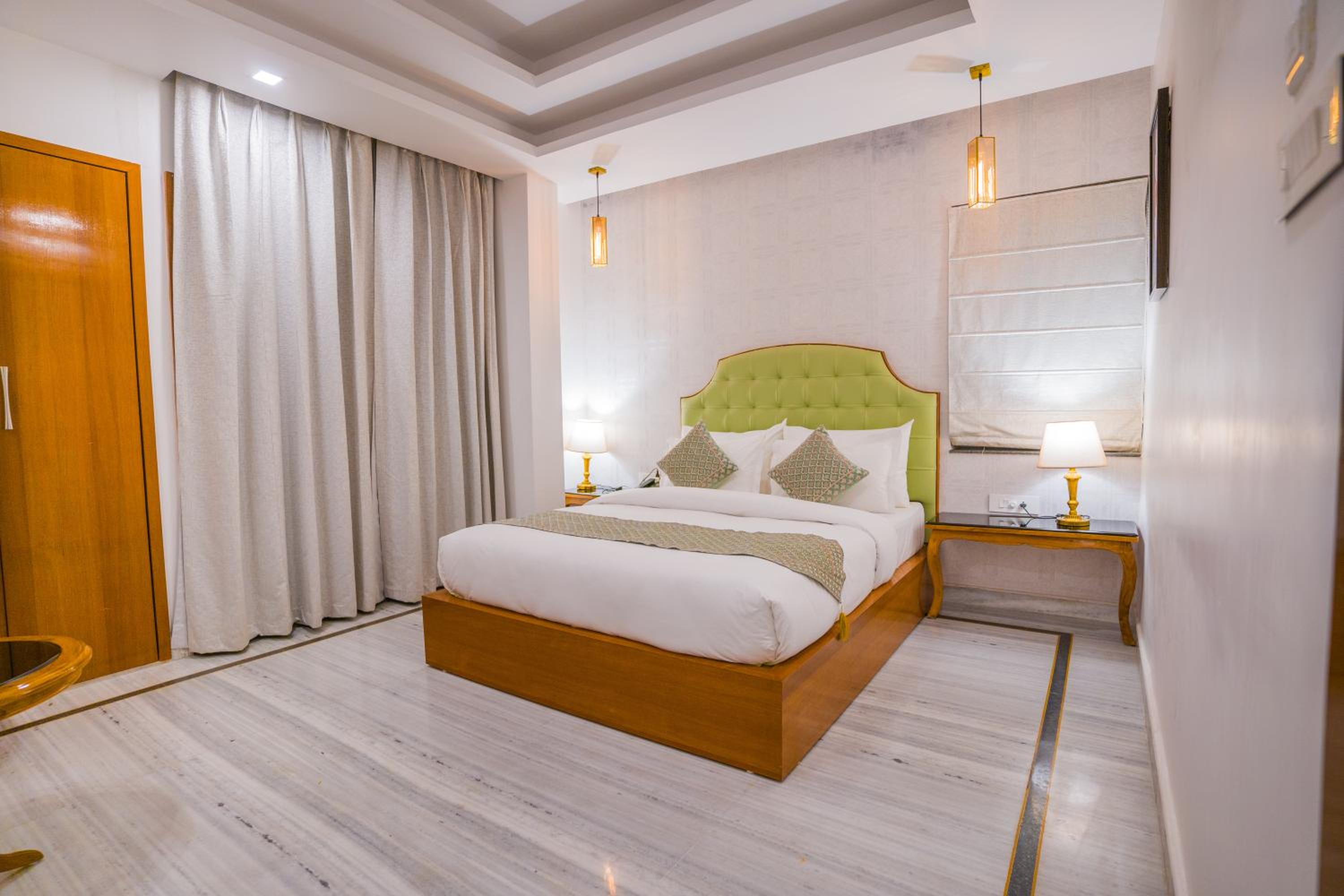 Deluxe Double Room with Balcony - Photo 4