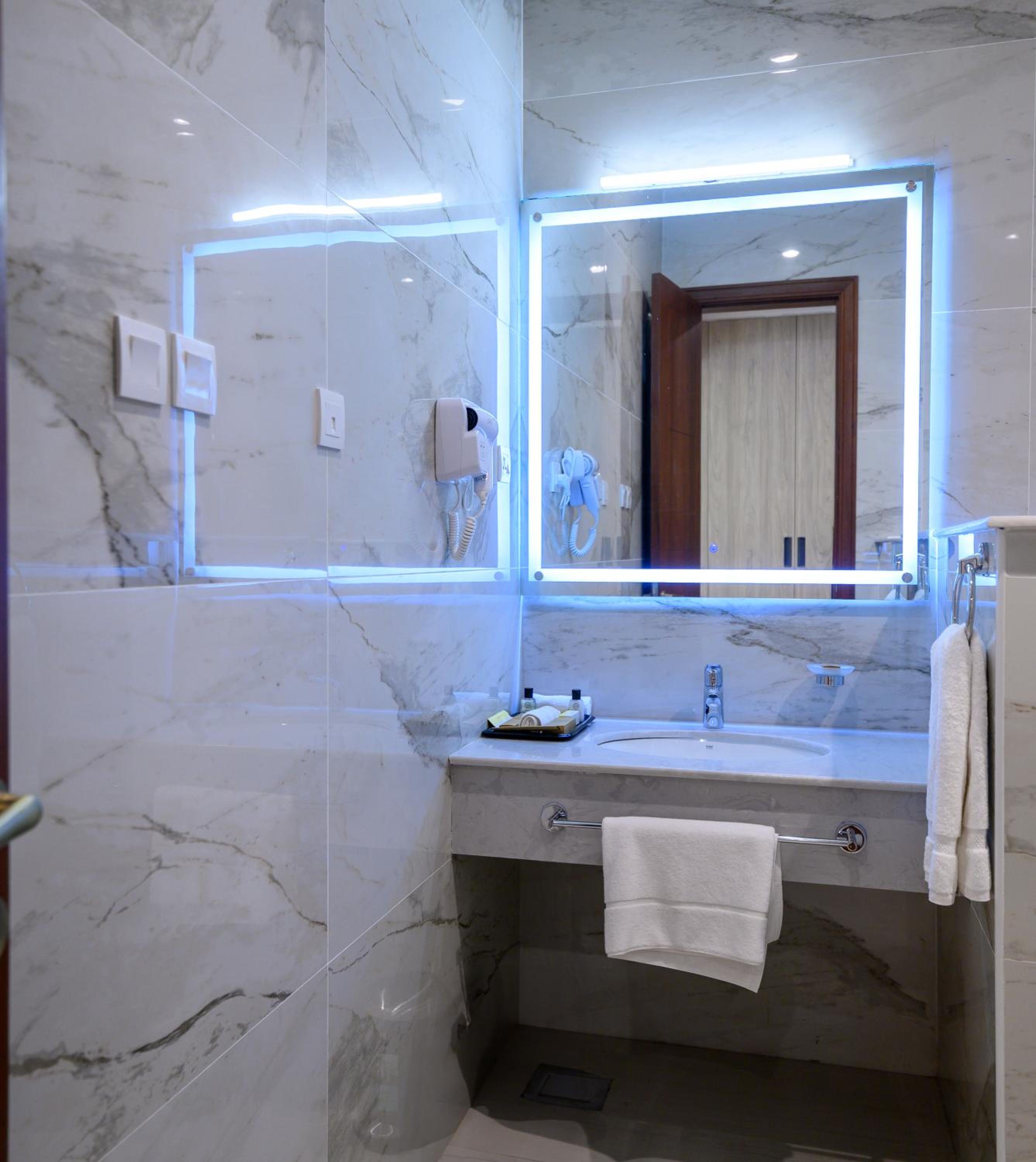 Deluxe Room - Photo 5