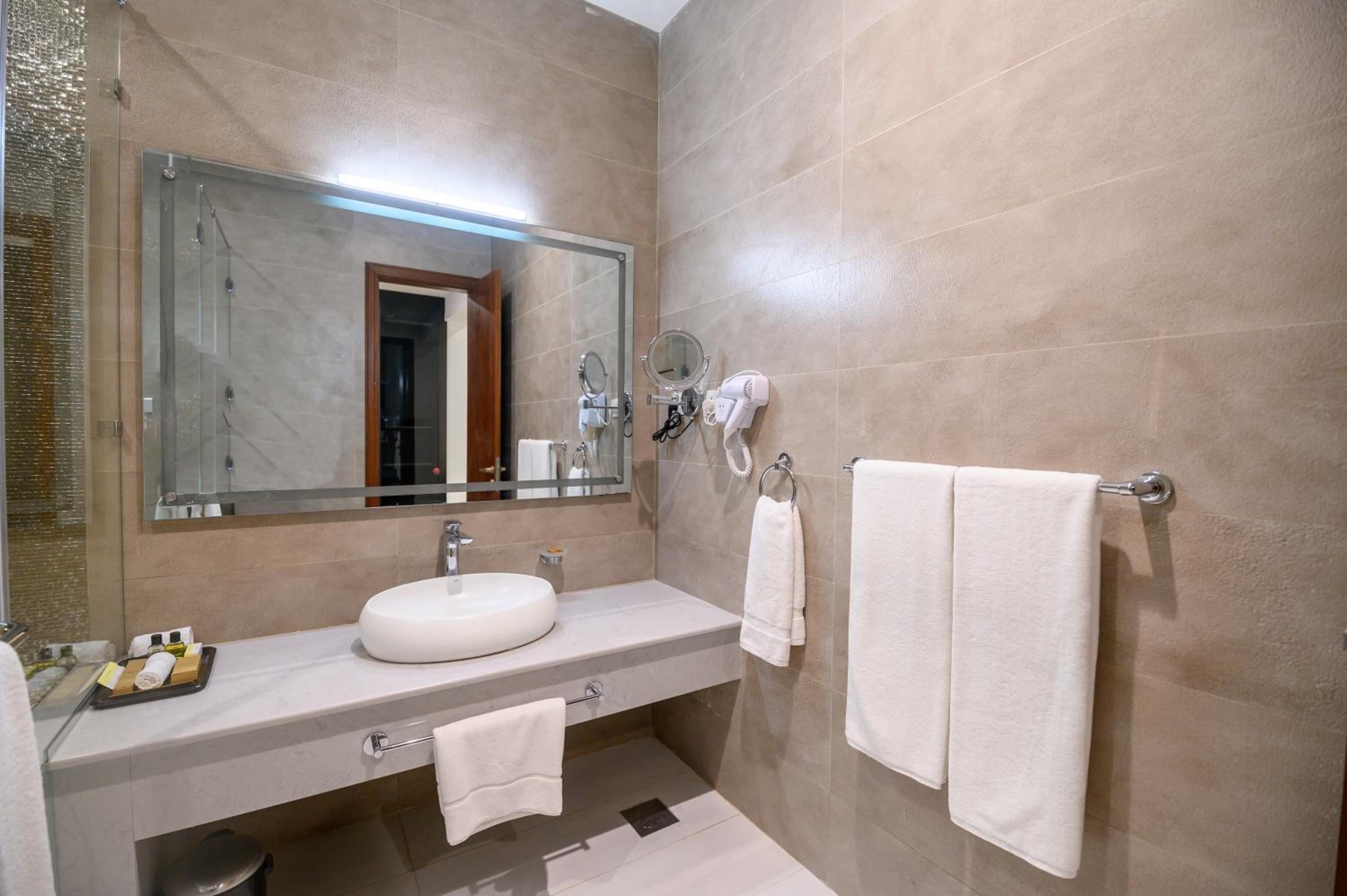 Executive Room - Photo 5