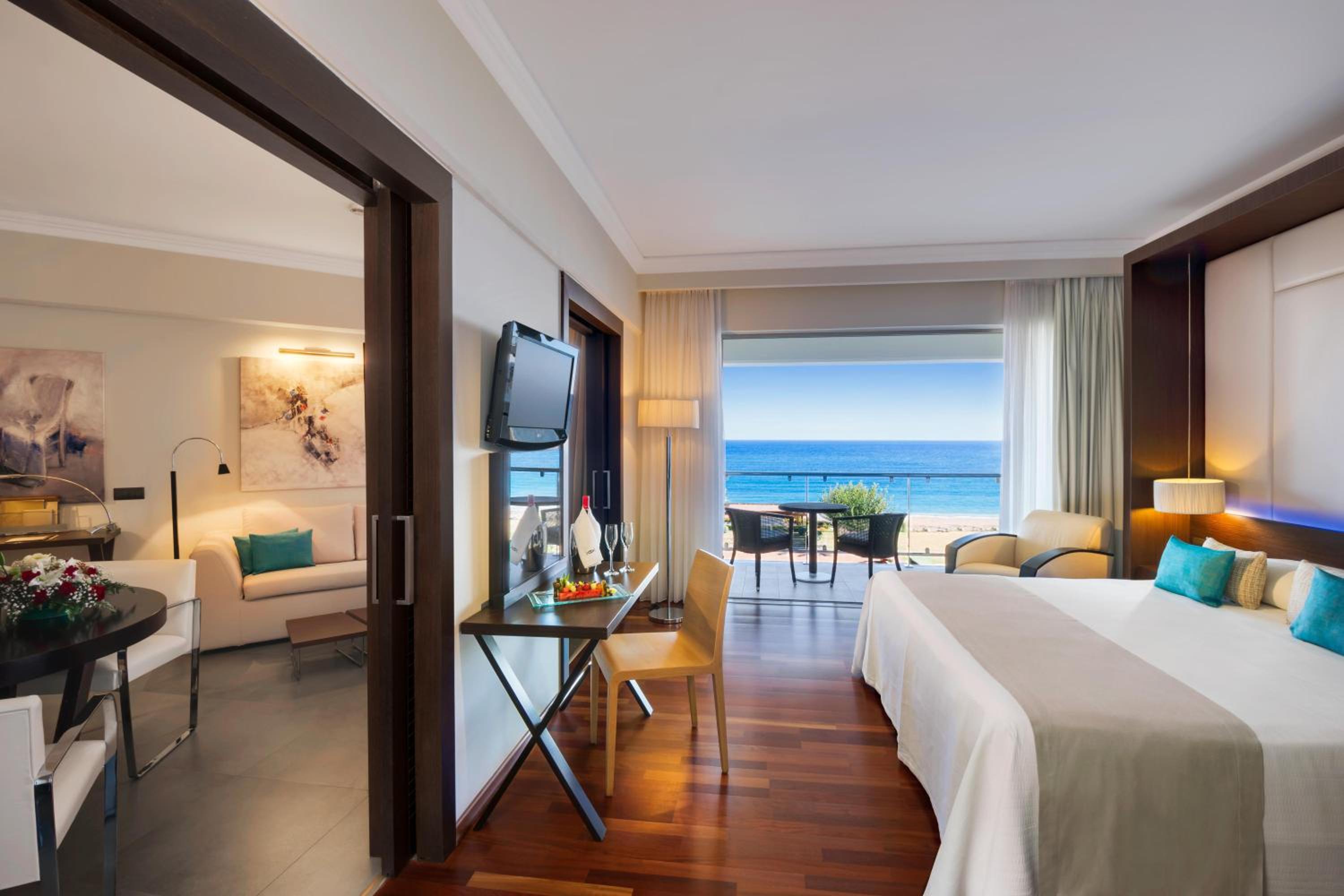 Elite Club Junior Suite with Sea View (2 adults + 1 child) - Photo 1