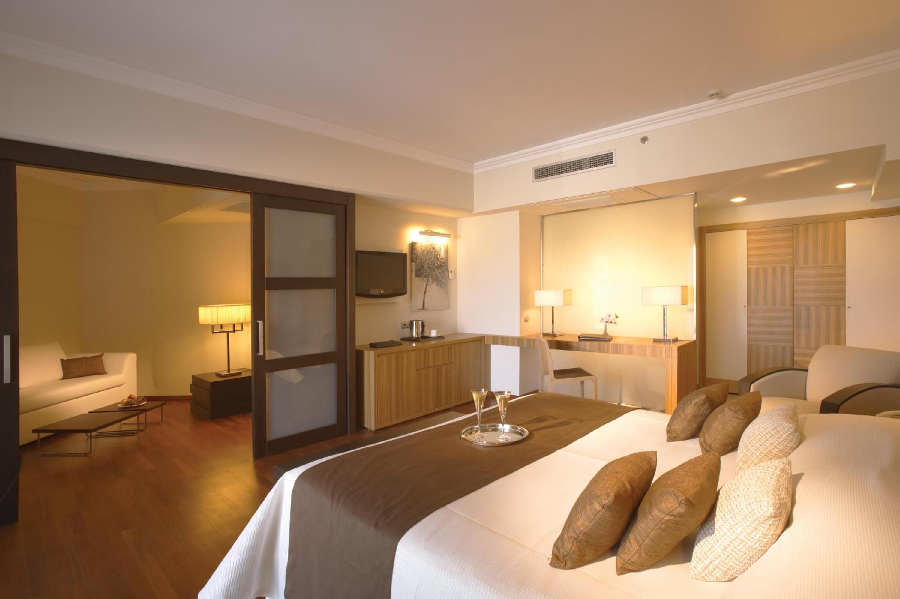 Elite Club Junior Suite with Sea View (2 adults + 1 child) - Photo 3