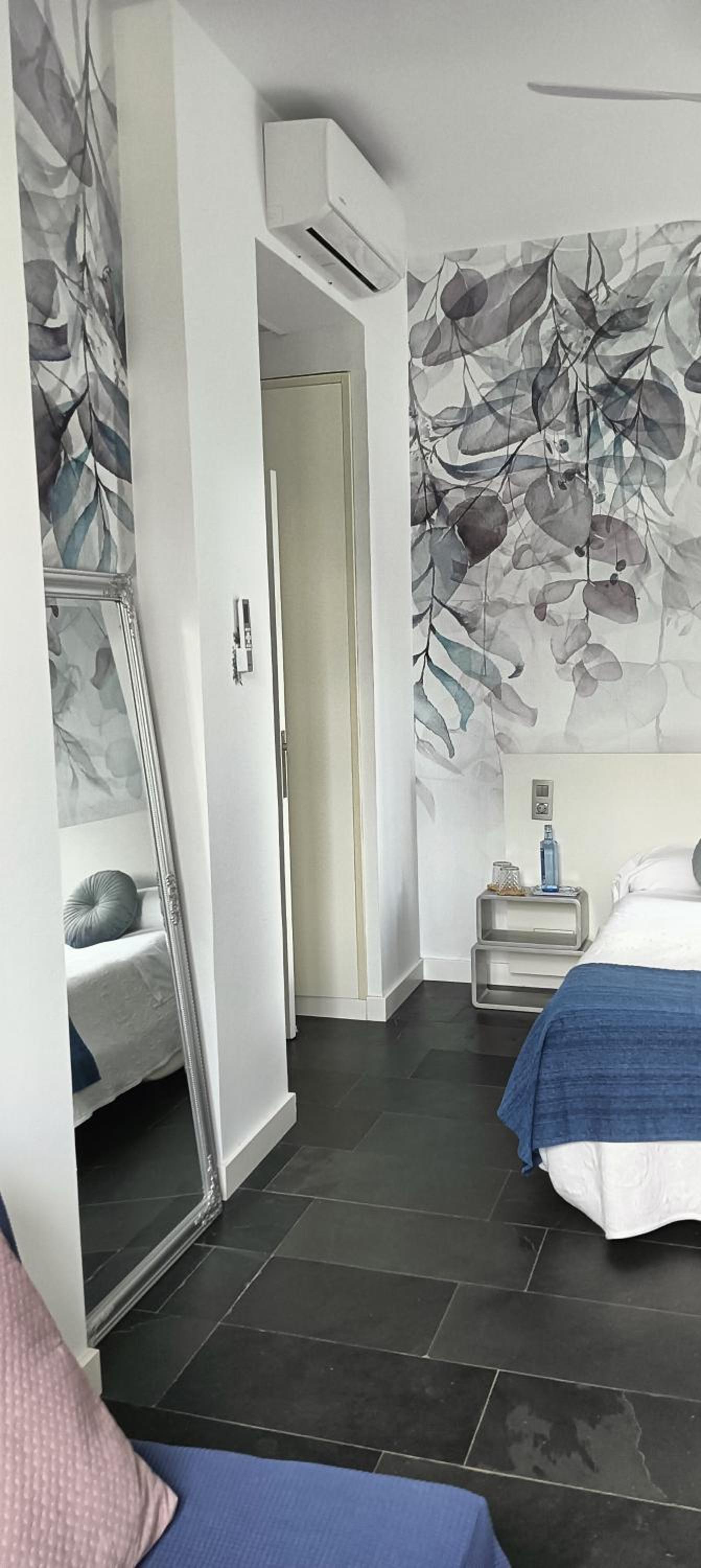 Deluxe Double Room with Balcony - Photo 4