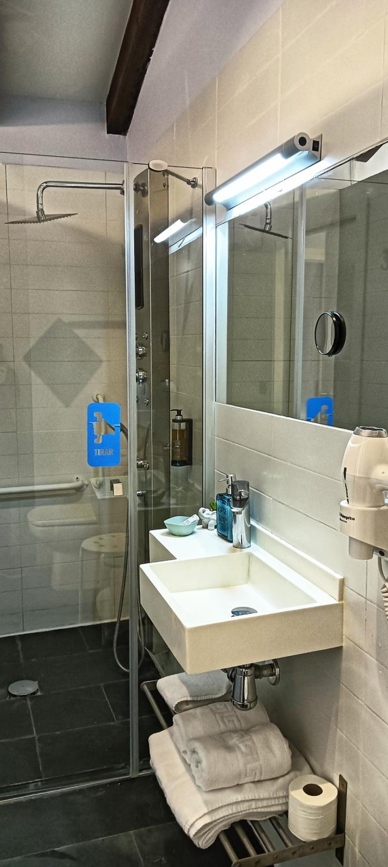 Queen Room - Disability Access - Photo 4