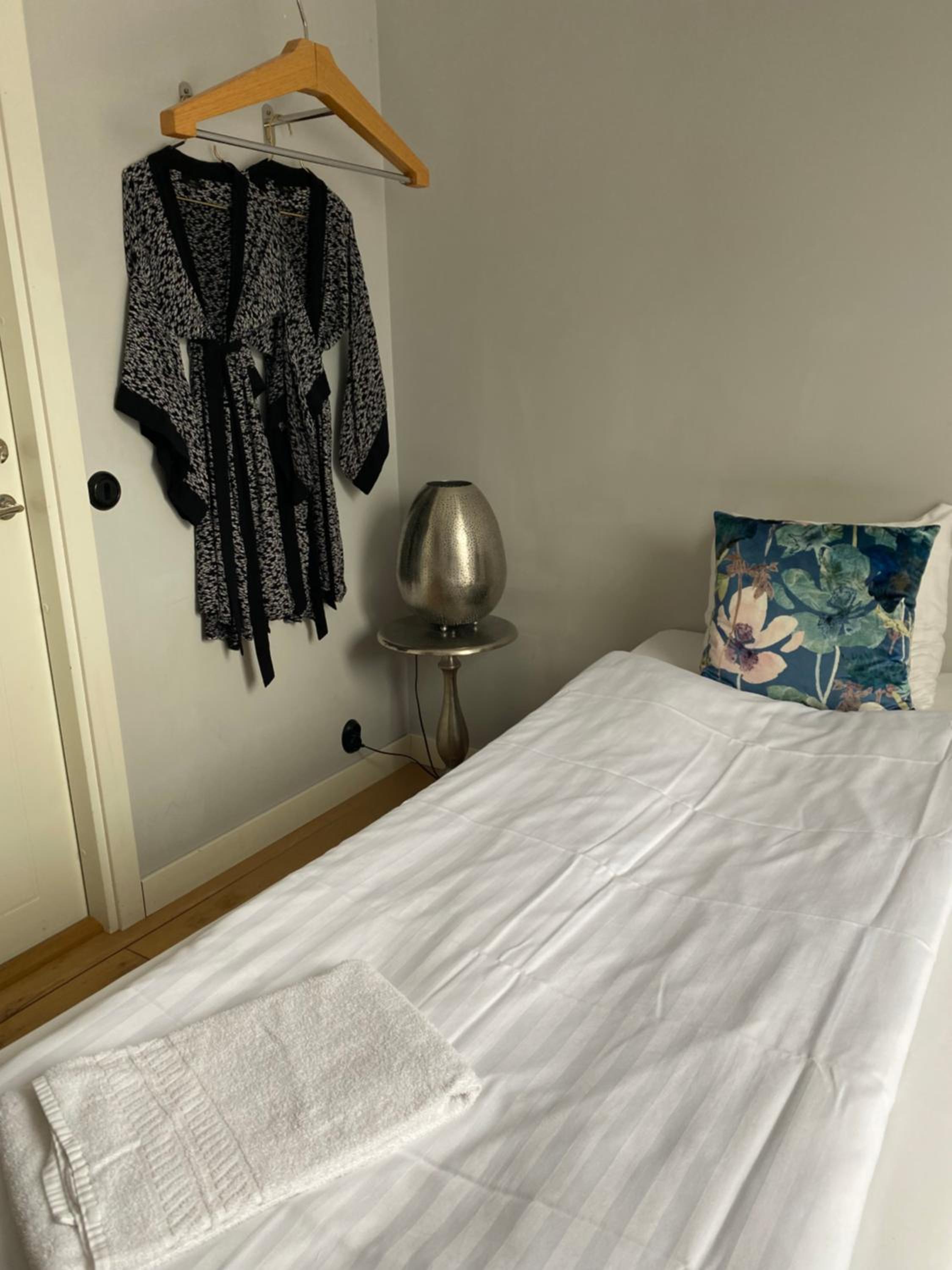 Single Room with Shared Shower and Toilet photo 2