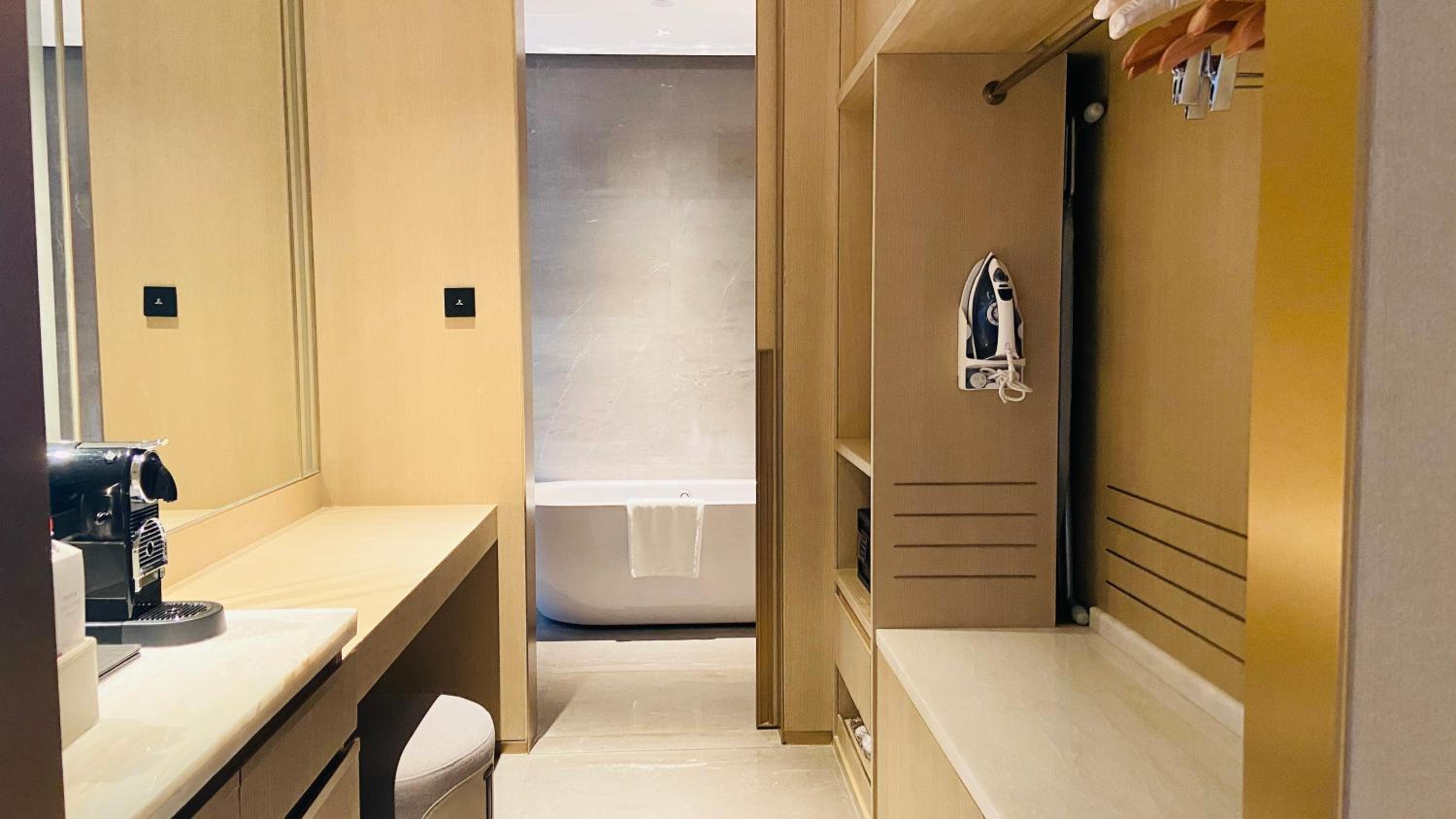 Junior King Suite with River View - Photo 4
