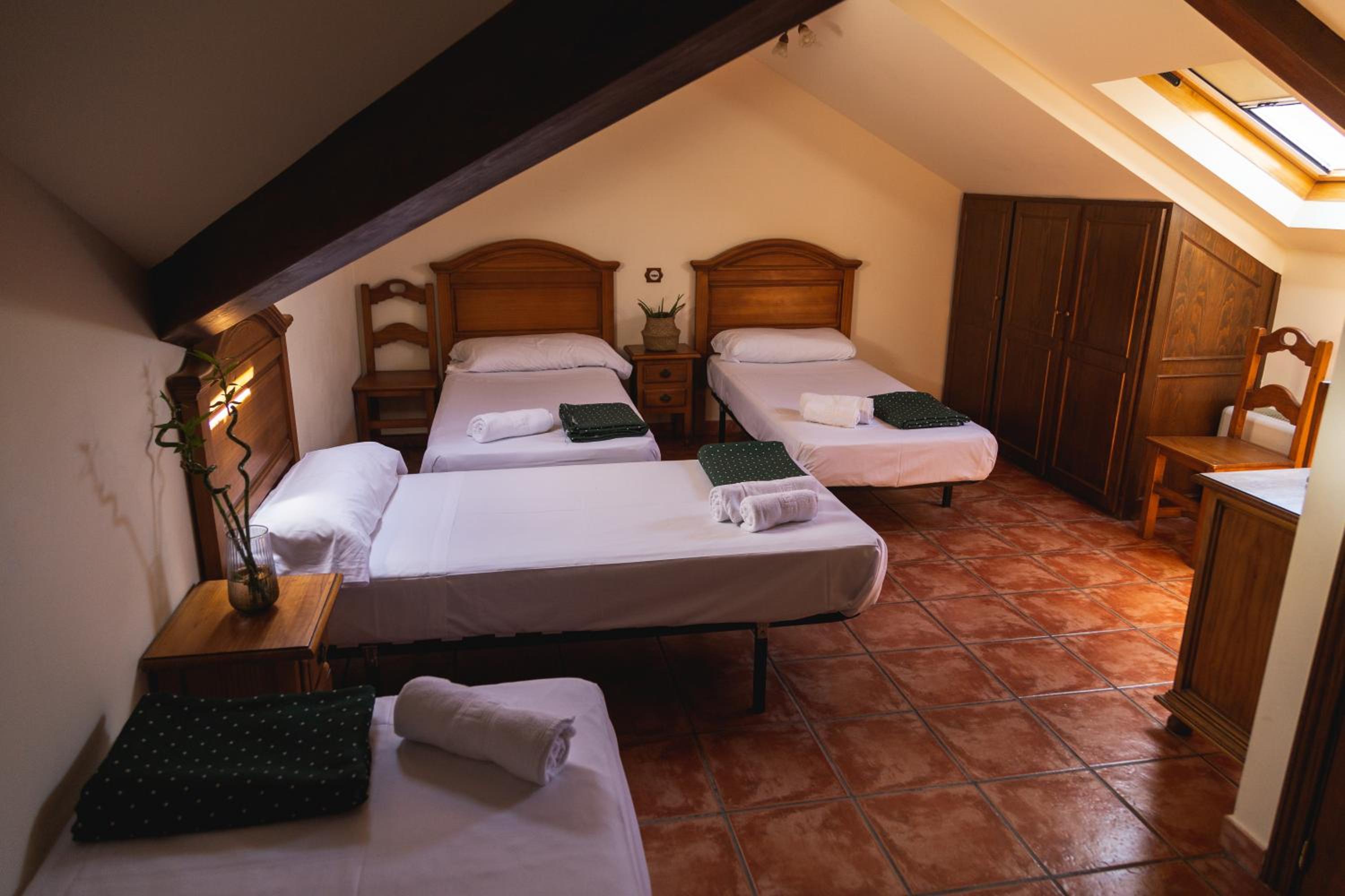 Quadruple Room with Private Bathroom photo 3
