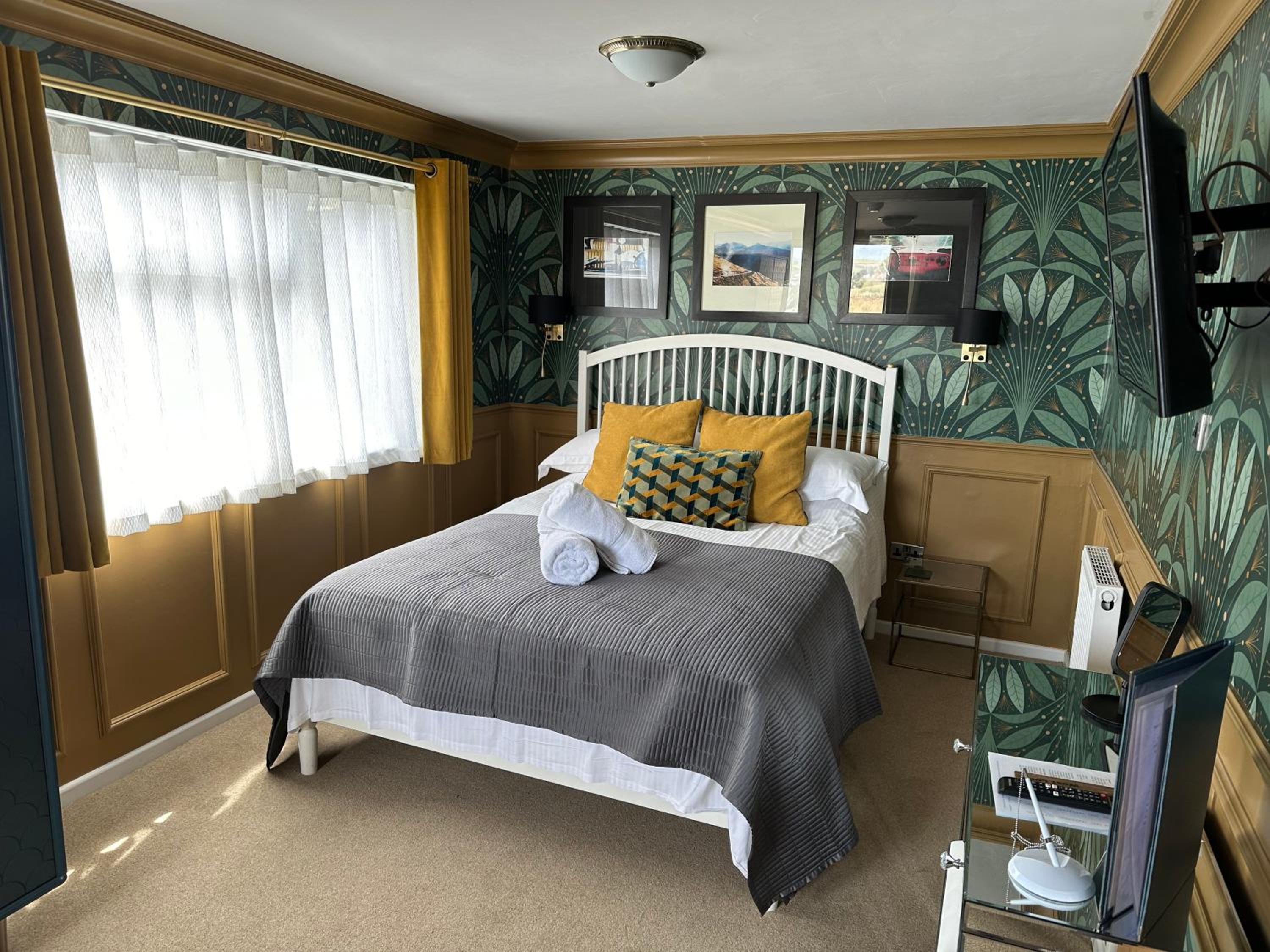 West Looe Room Standard triple, roadside parking - Photo 5