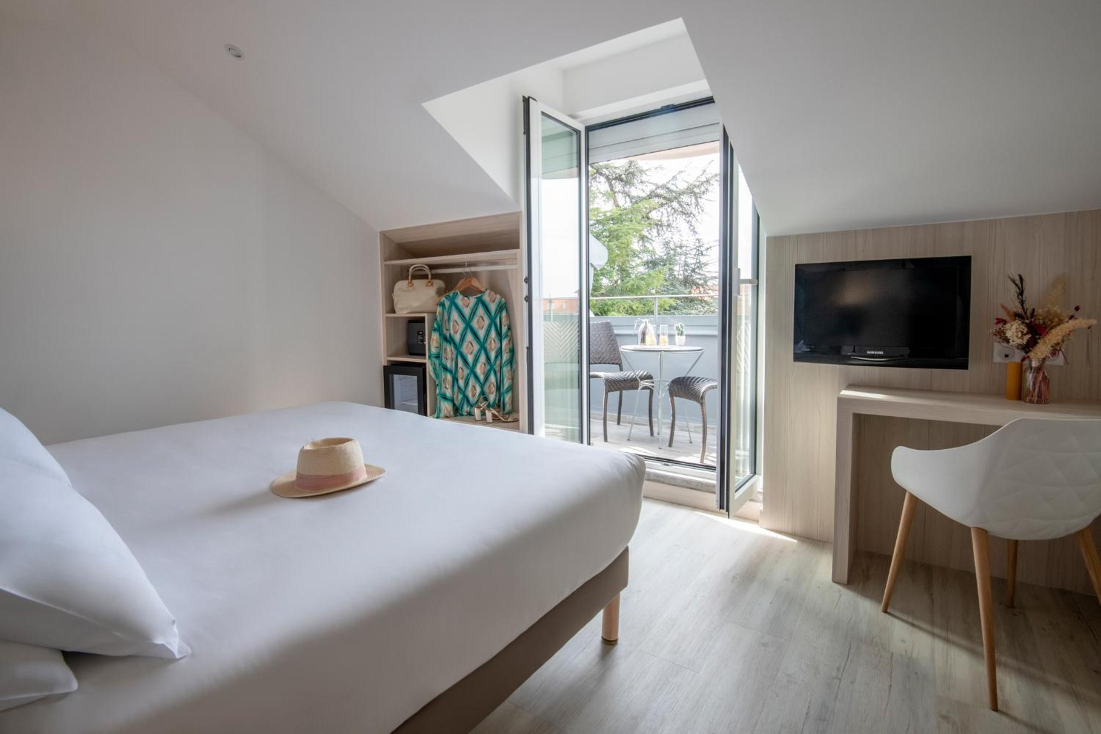Double Room with Balcony - Photo 10
