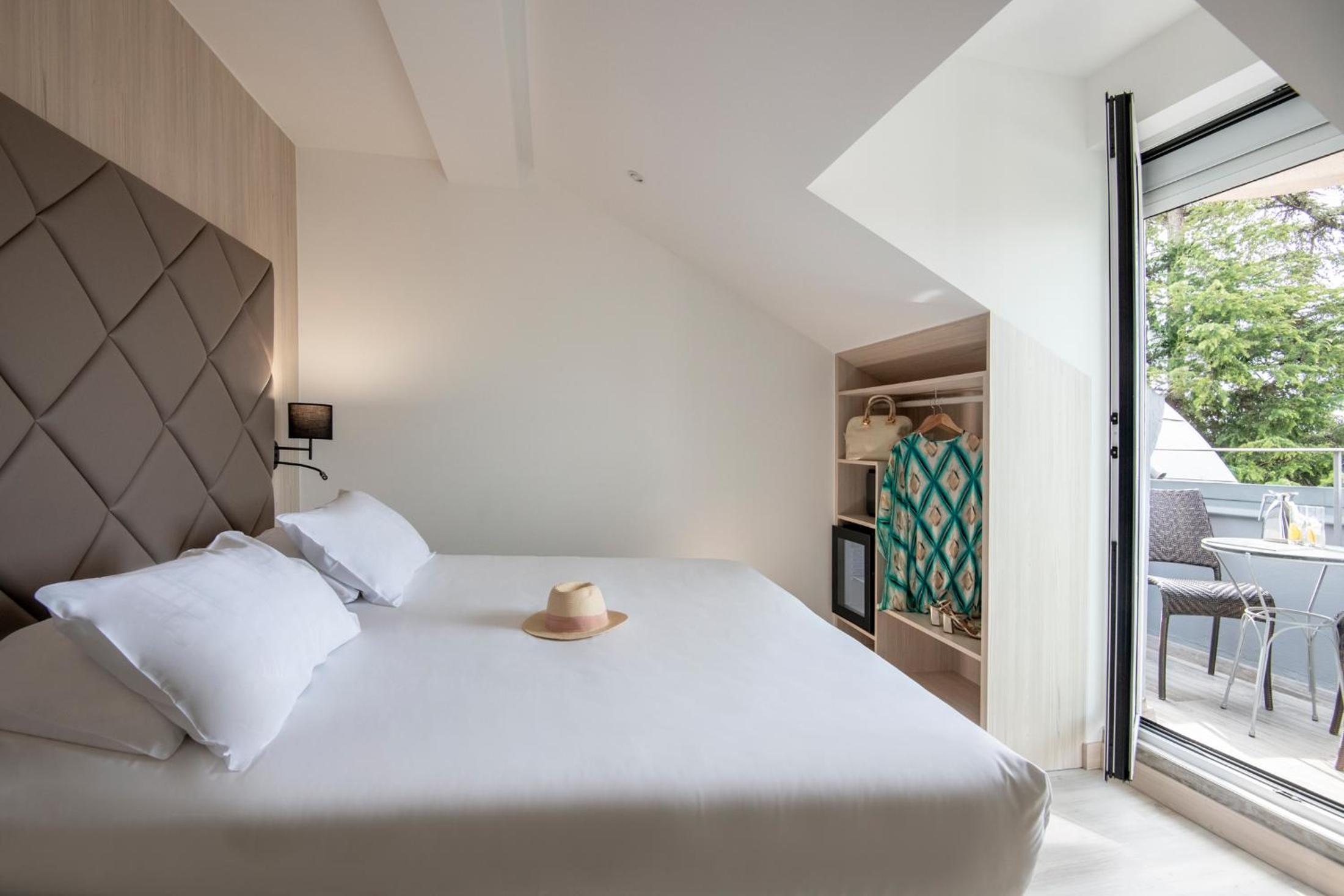 Double Room with Balcony - Photo 9