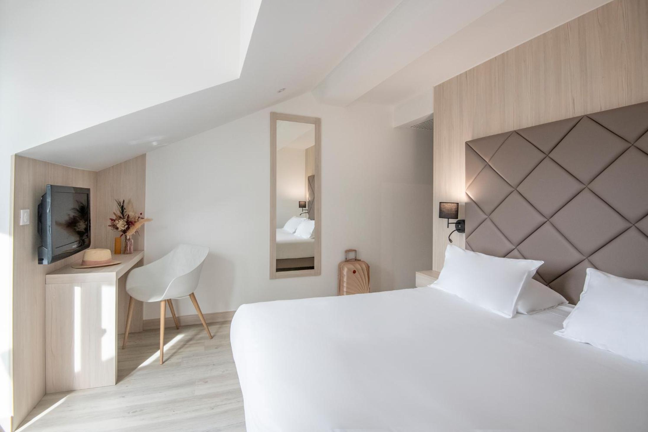 Double Room with Balcony - Photo 8