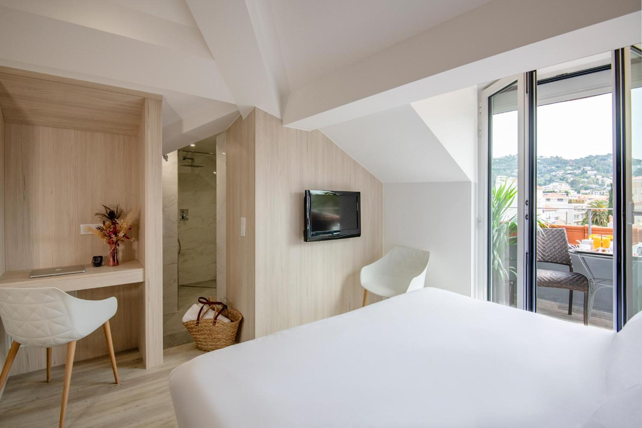 Double Room with Balcony - Photo 7