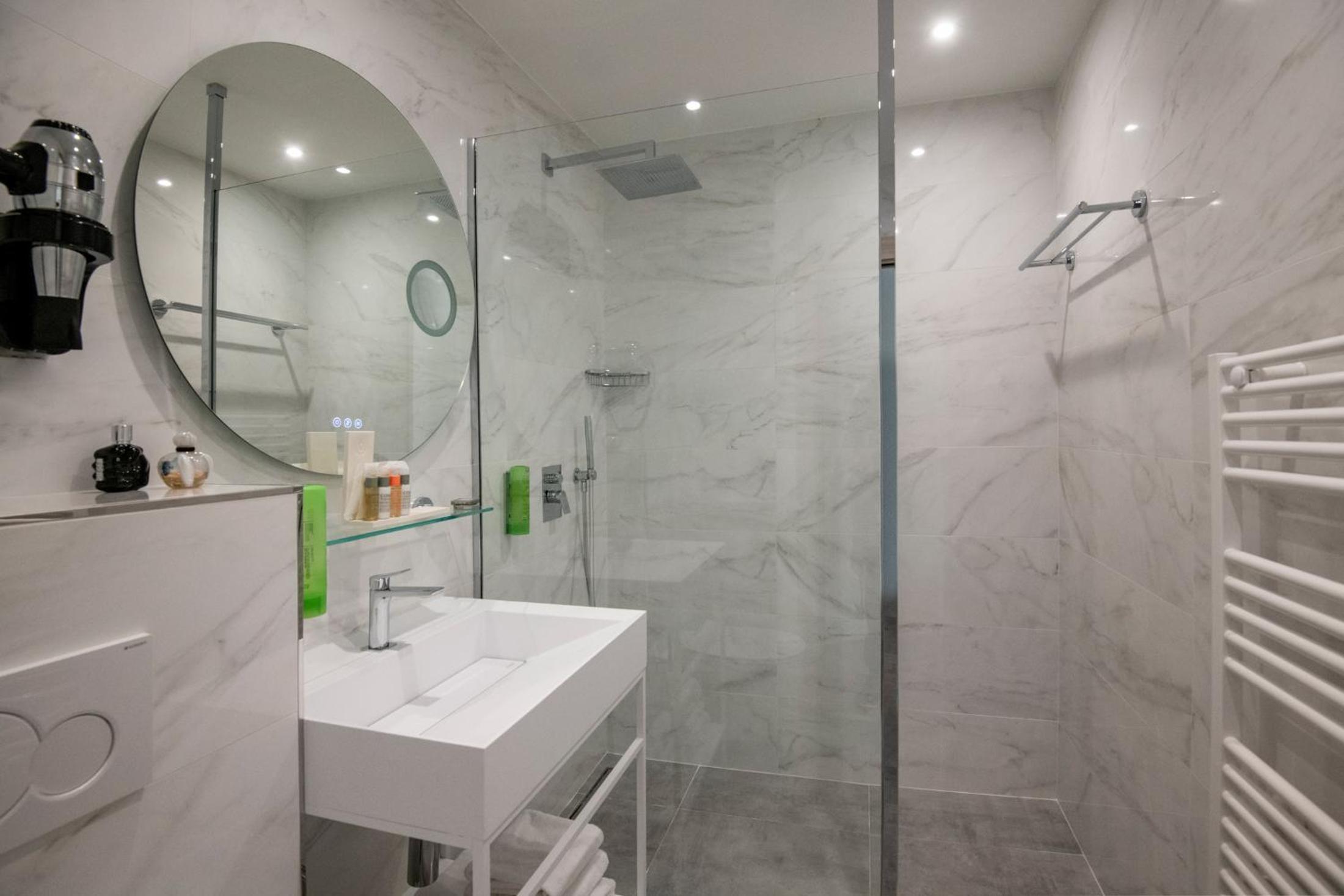 Double Room with Balcony - Photo 6