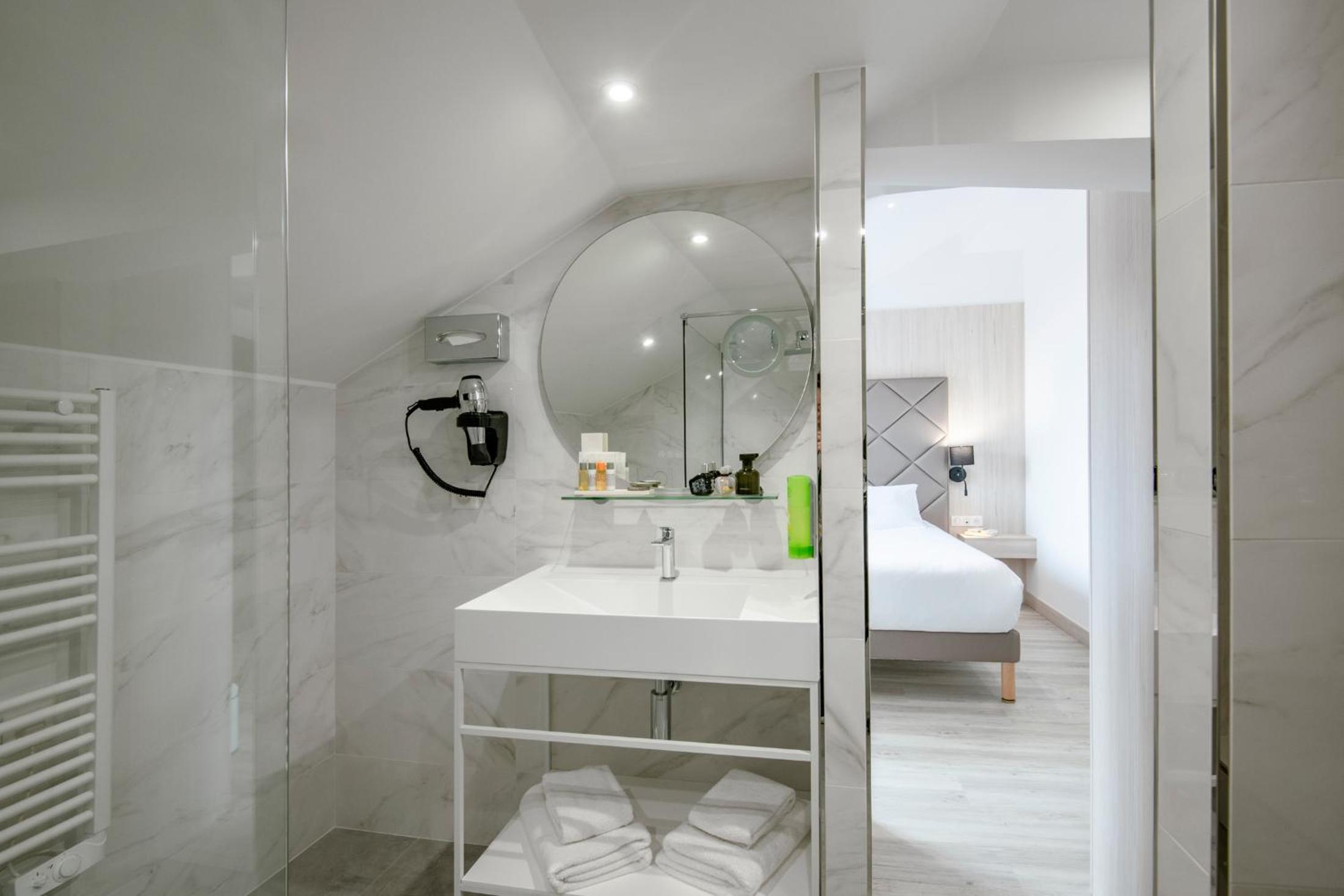 Double Room with Balcony - Photo 5