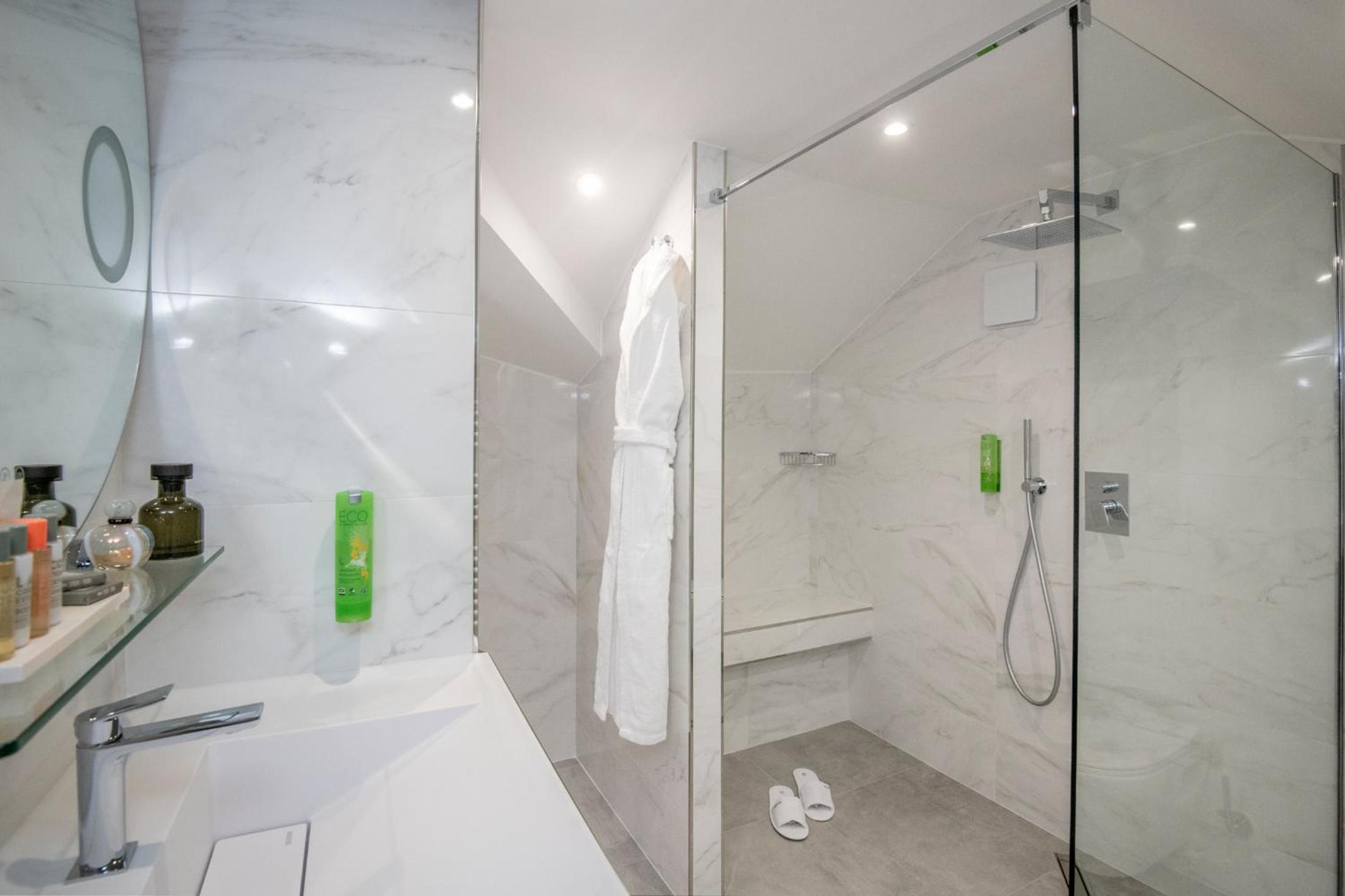Double Room with Balcony - Photo 12