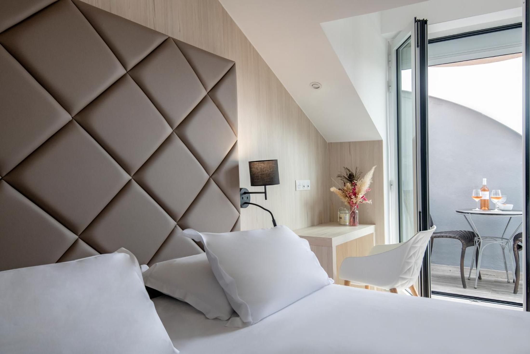 Double Room with Balcony - Photo 13