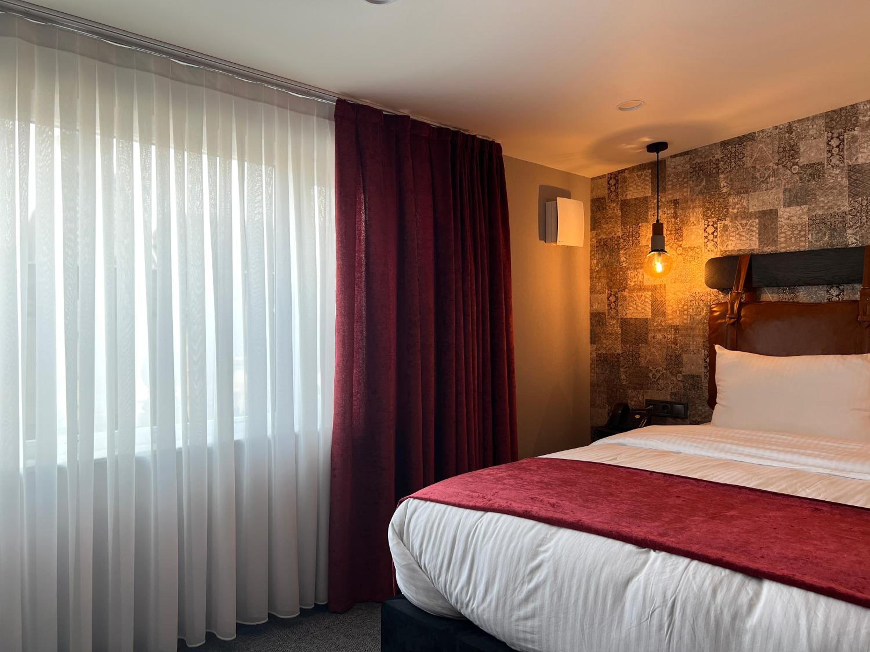 Double or Twin Room with City View - Photo 15