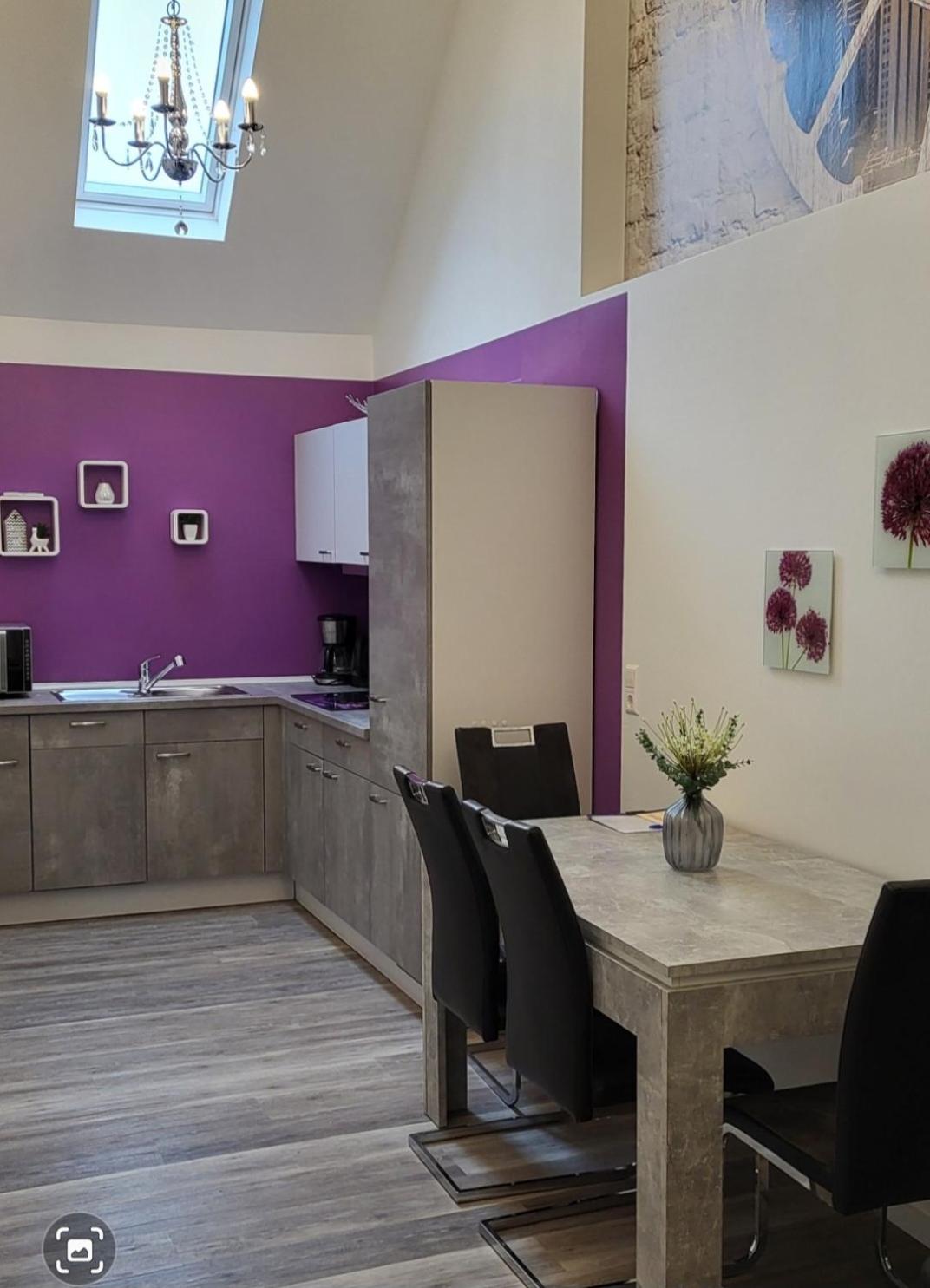 Apartment - Split Level - Photo 2