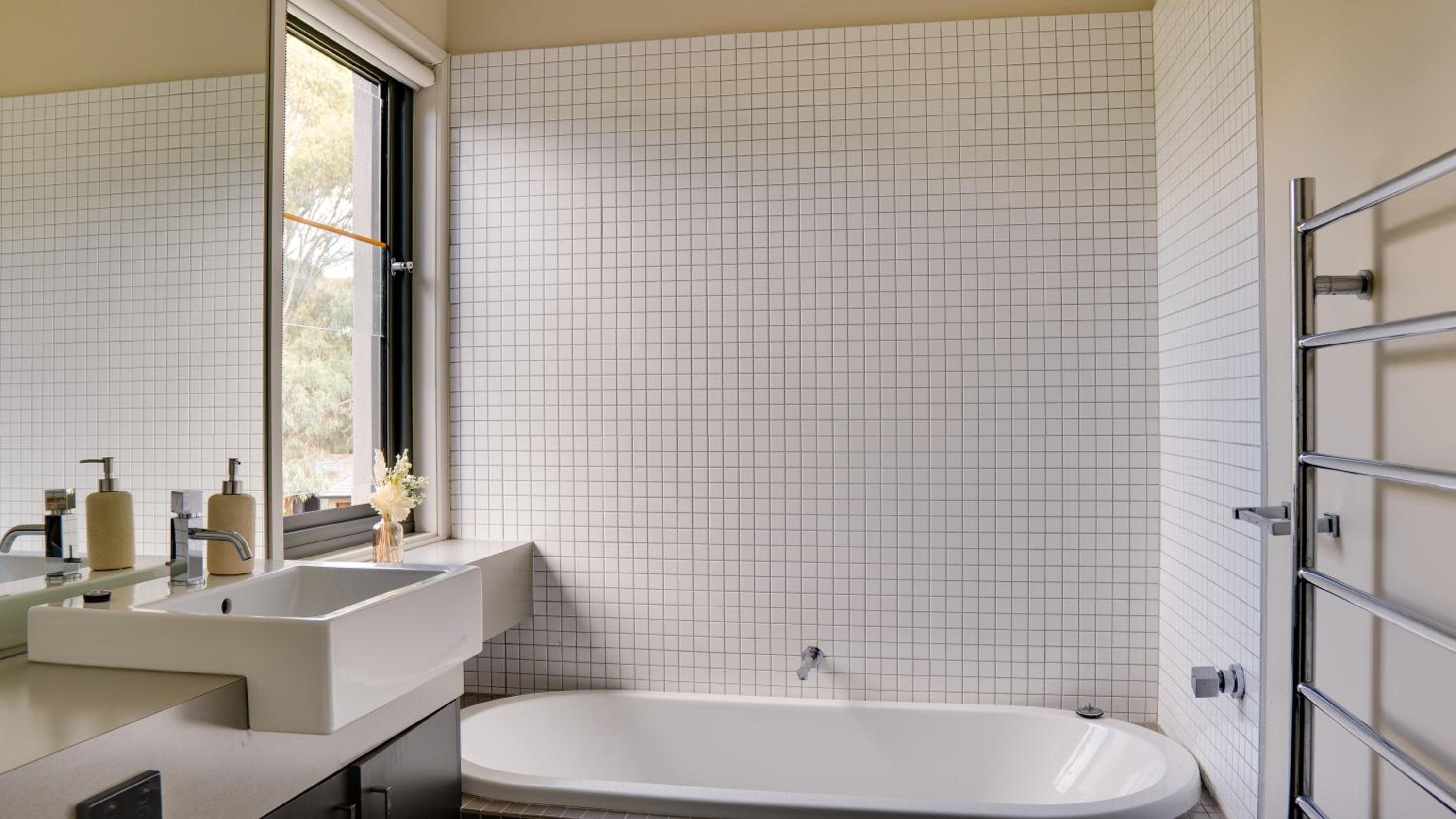 Room 1 - Queen Bed With Garden View photo 2