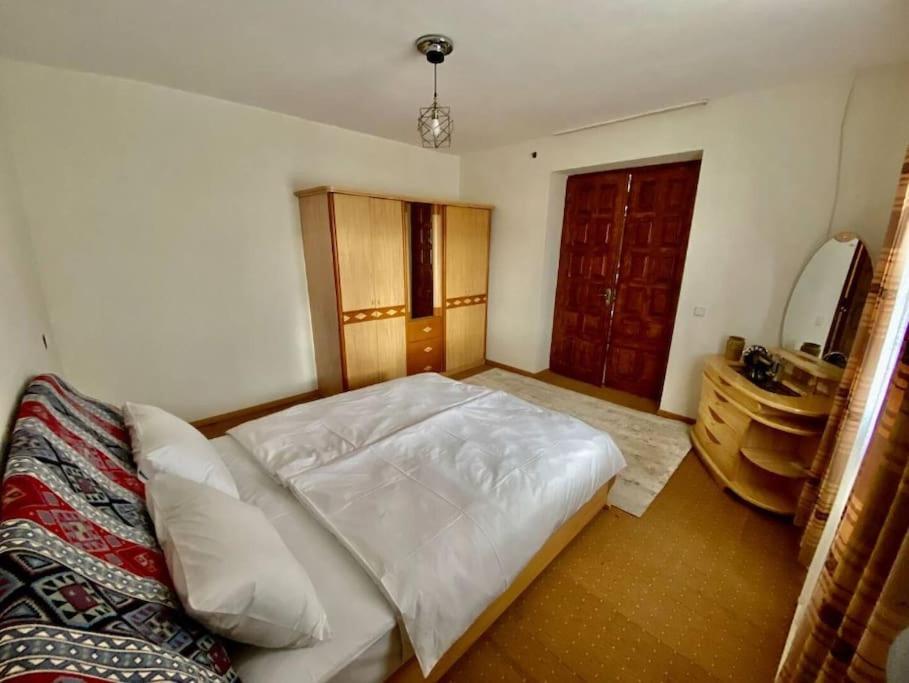Three-Bedroom House photo 2