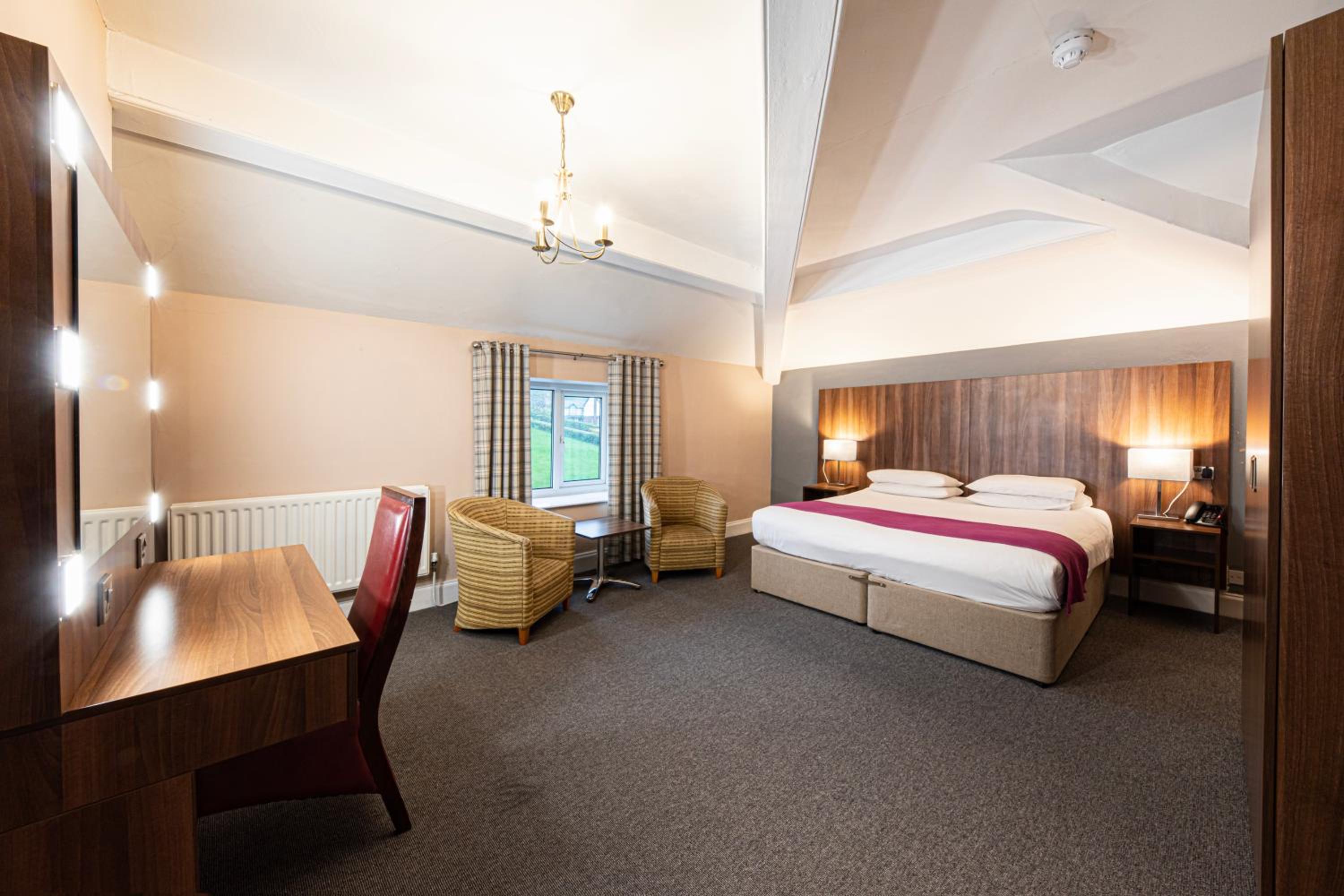 Executive Suite - Photo 8