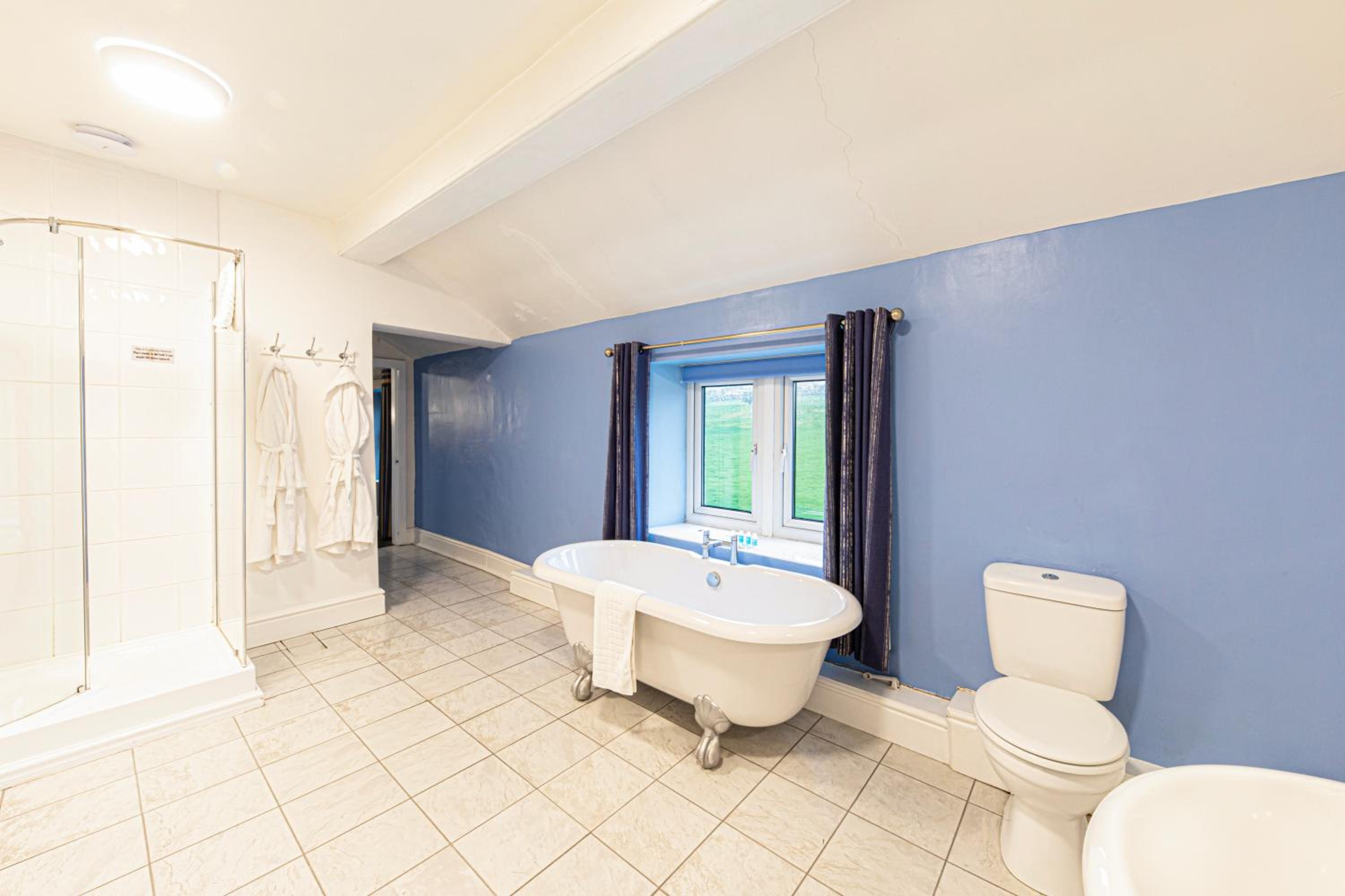 Executive Suite - Photo 5