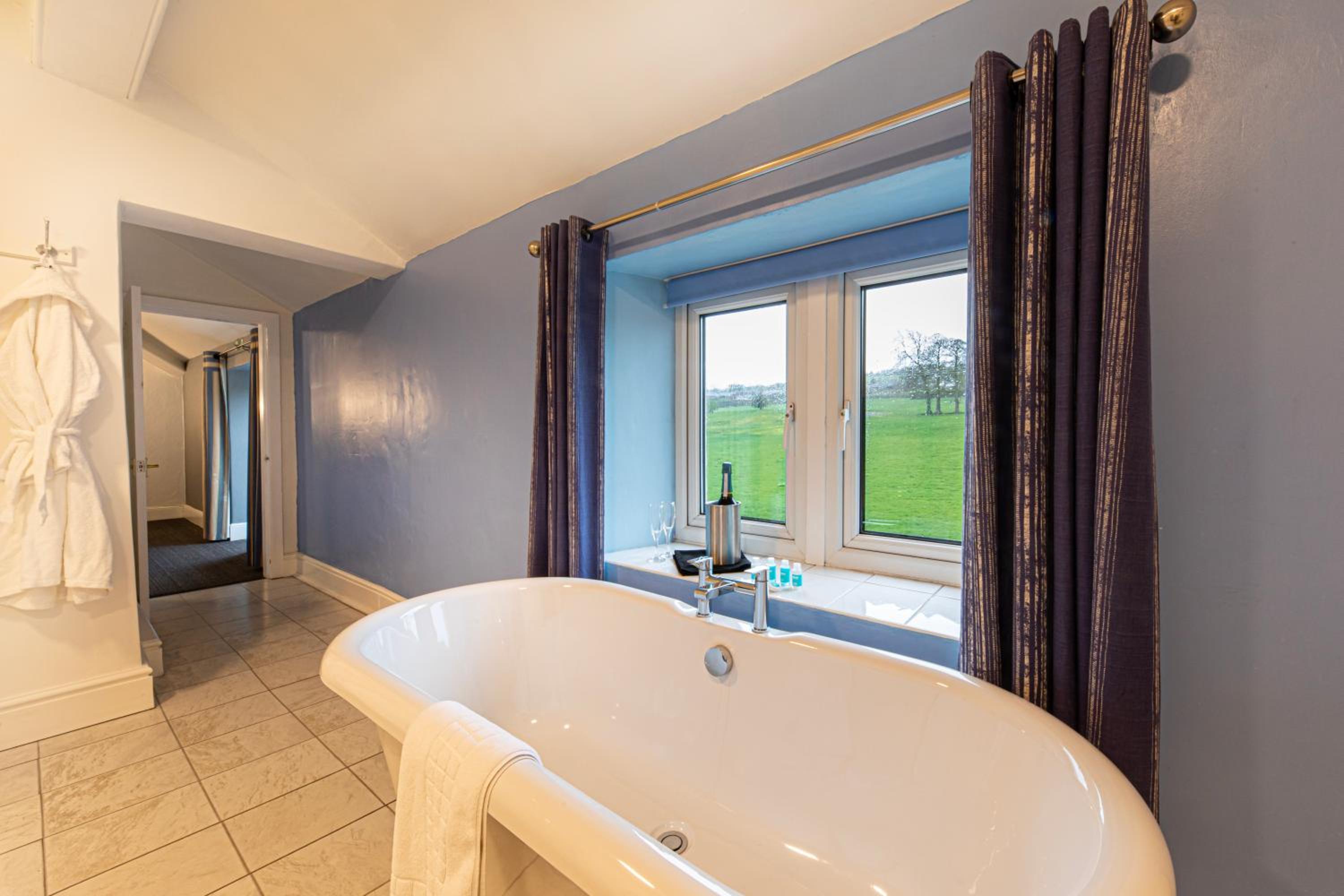 Executive Suite - Photo 4