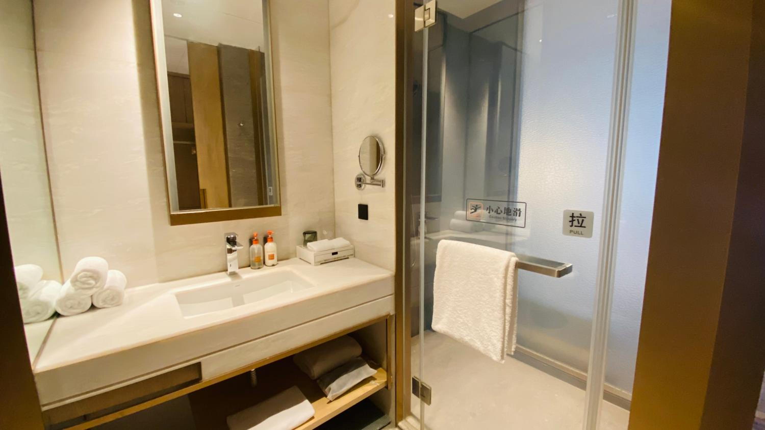 Premium King Room with River View - Photo 2