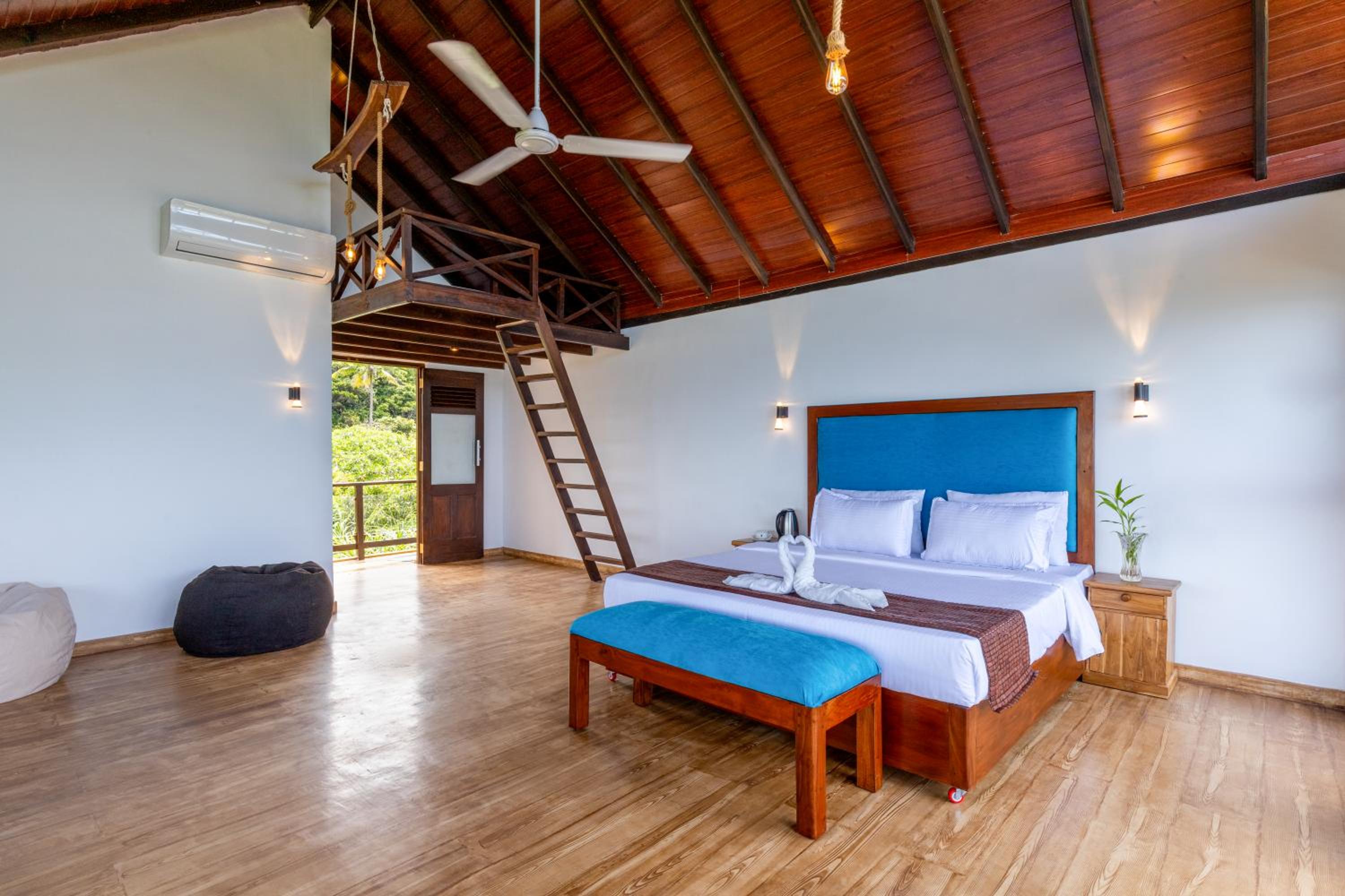 Deluxe Double Room with Balcony and Sea View