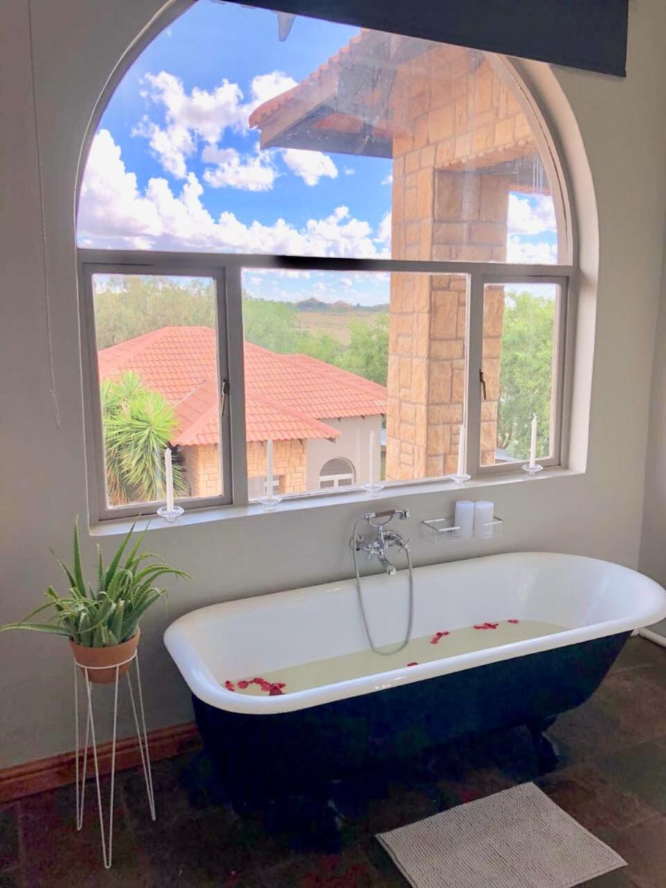 Suite with Balcony - Photo 5