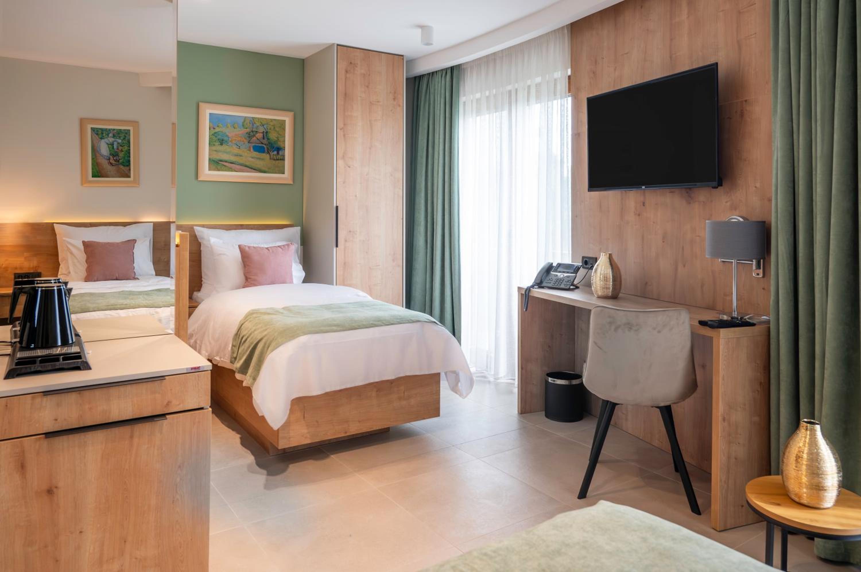 Standard Twin Room with Mountain View photo 1