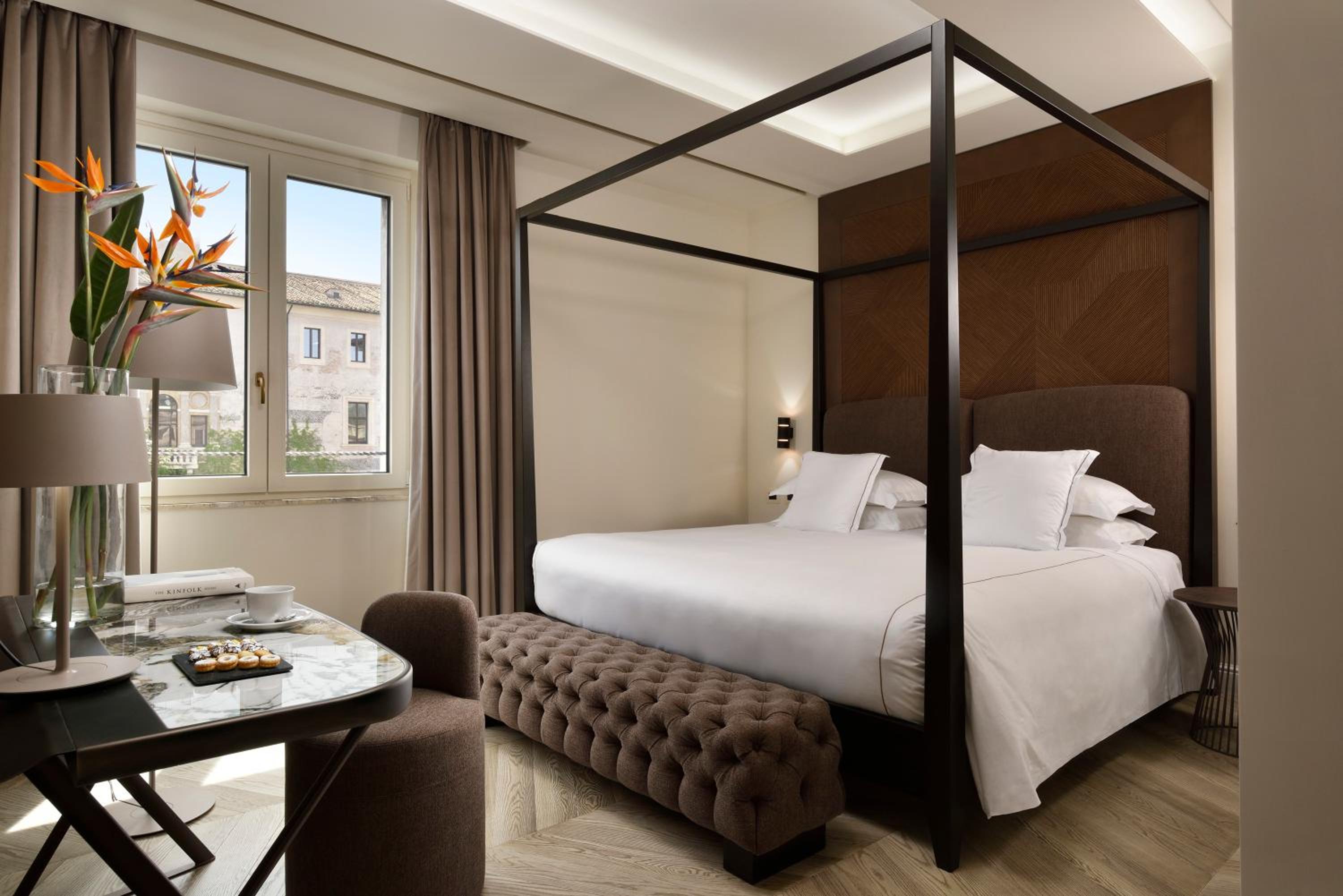 Superior Executive with canopy bed  photo 1